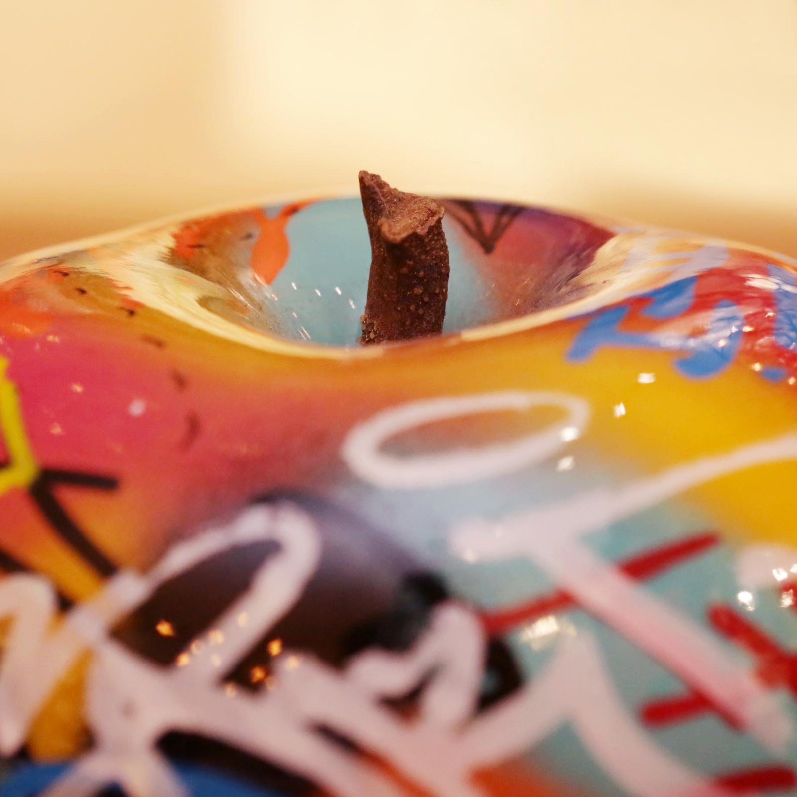 Escultura de cerámica Apple Graffiti B en venta 3