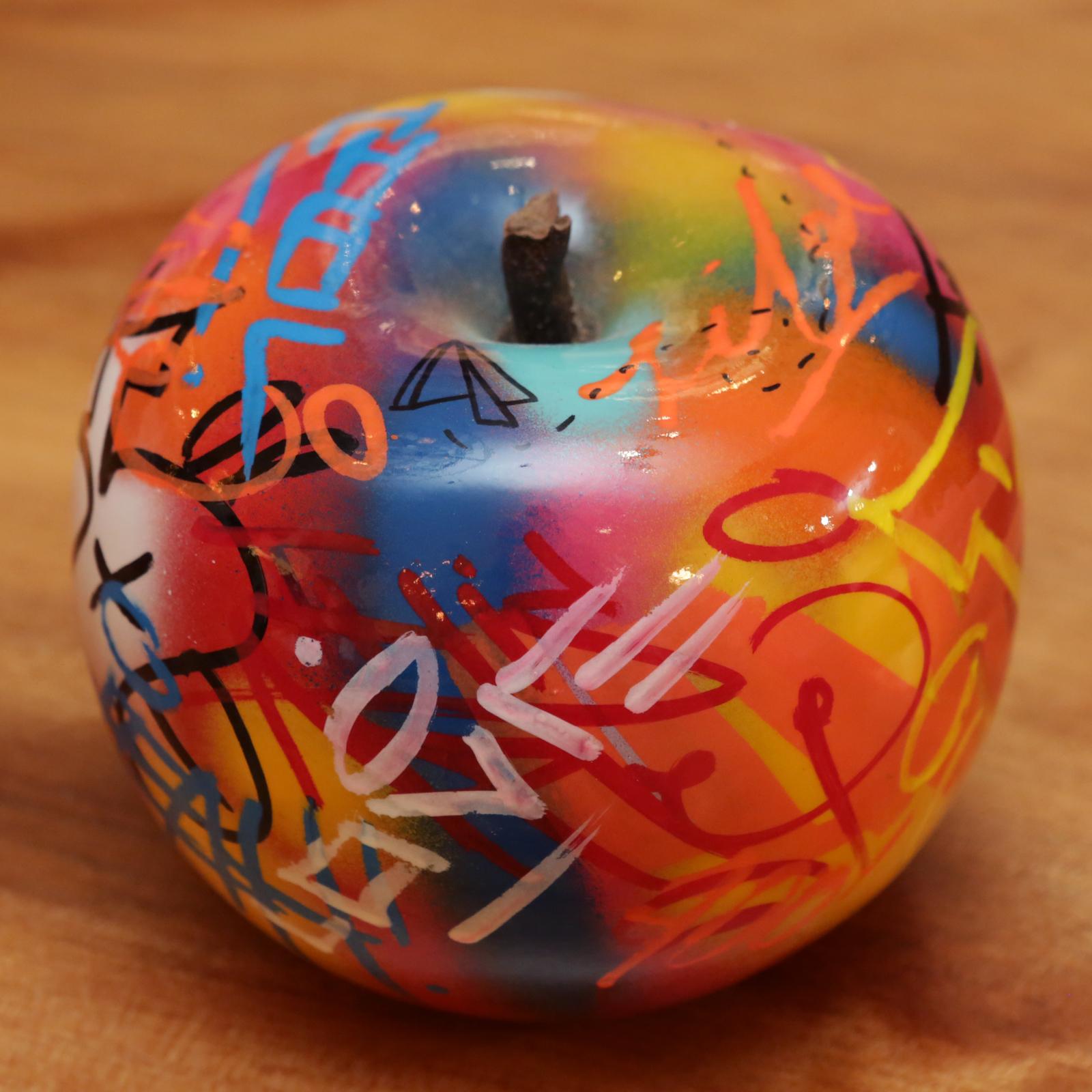 Escultura de cerámica Apple Graffiti B en Nuevo estado para la venta en Paris, FR