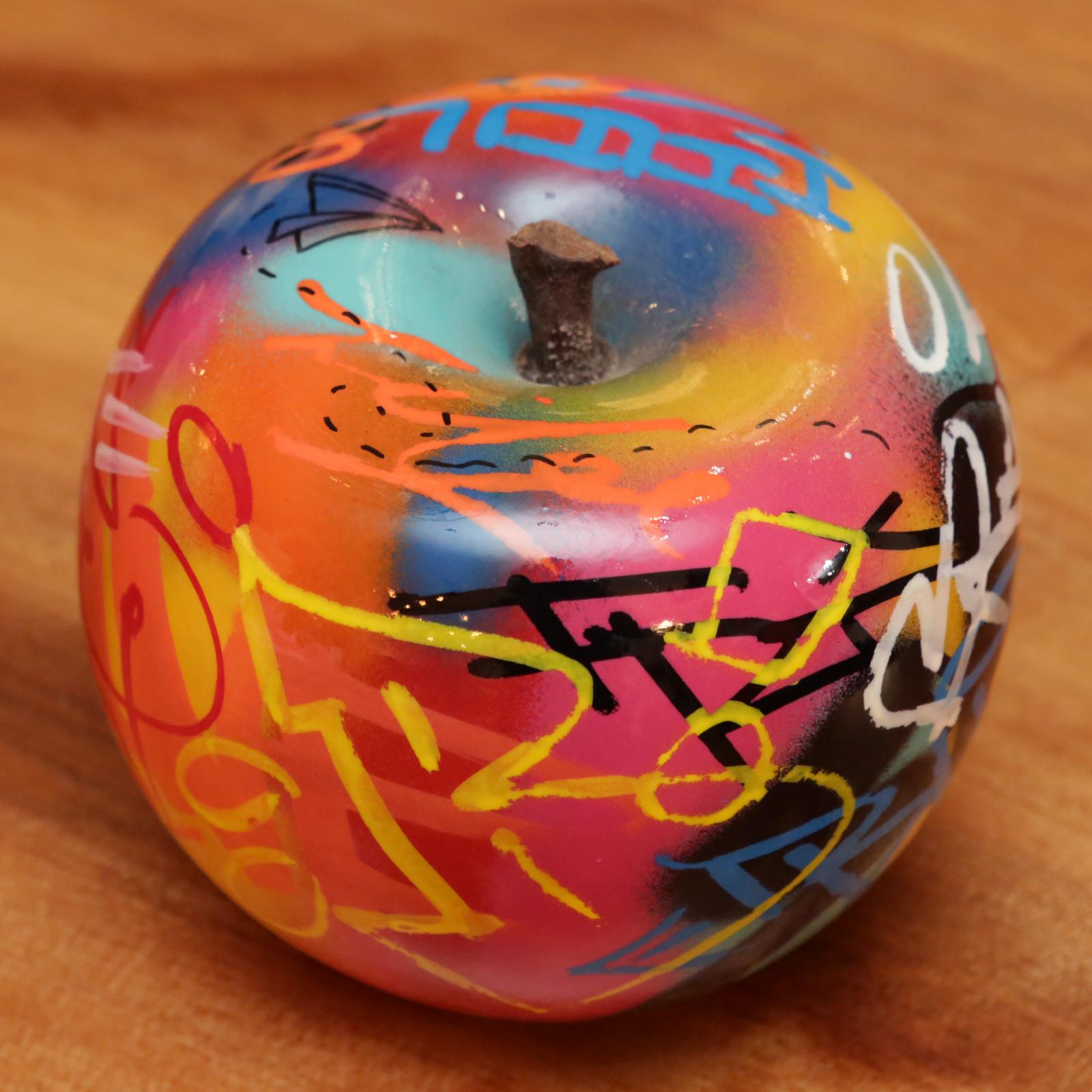 Escultura de cerámica Apple Graffiti B Cerámico en venta