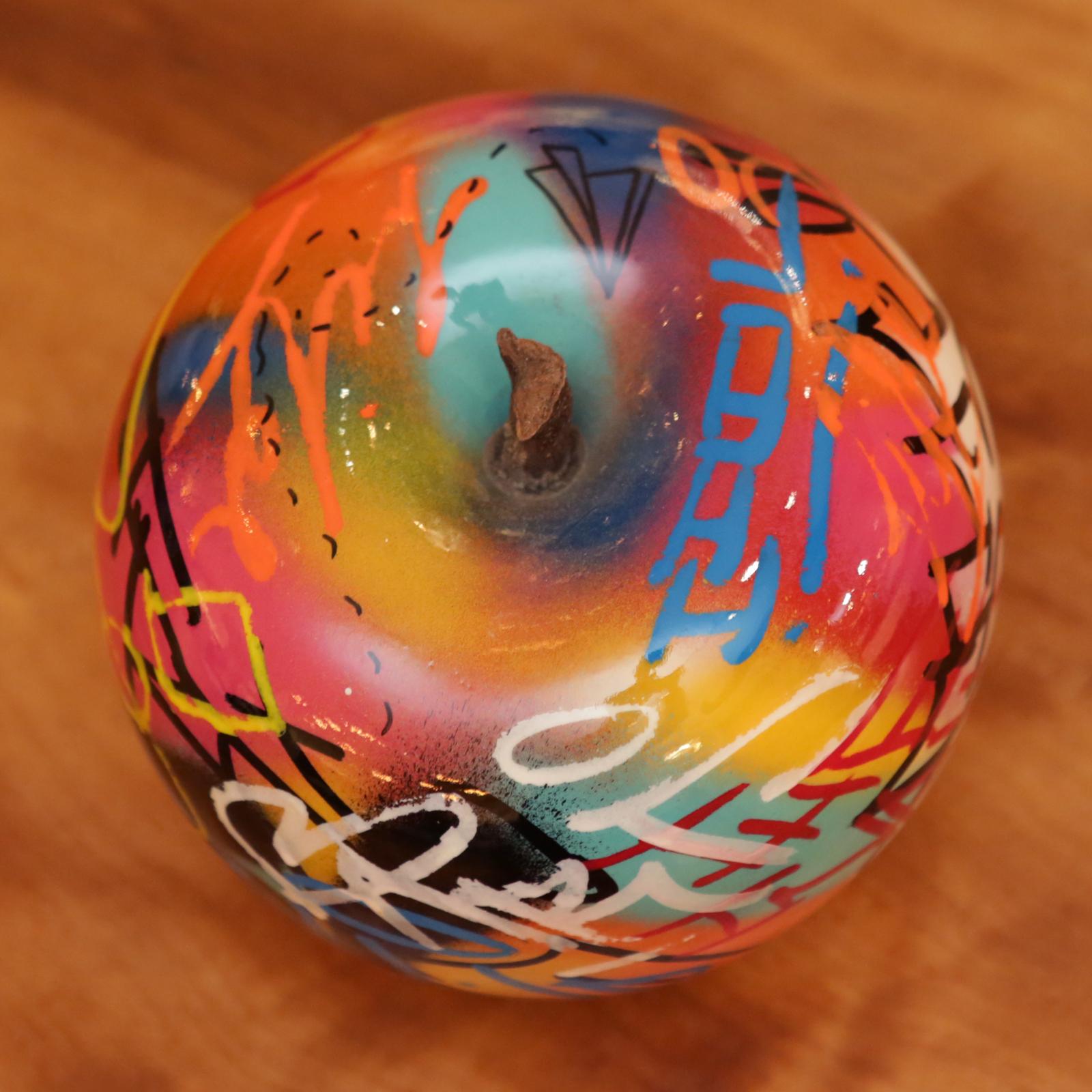 Escultura de cerámica Apple Graffiti B en venta 2