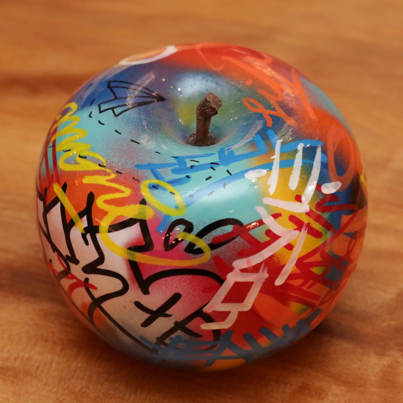 Sculpture apple graffiti C in
handcrafted ceramic.
 