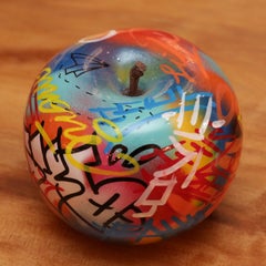 Apple Graffiti C-Skulptur aus Keramik