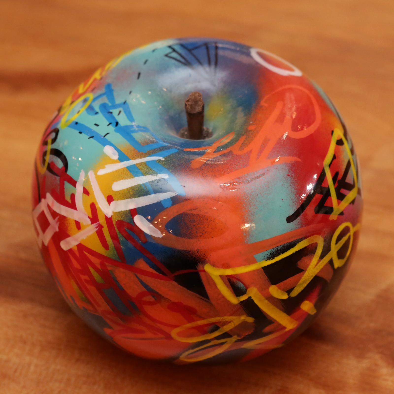 Tedesco Scultura Apple Graffiti C in ceramica in vendita