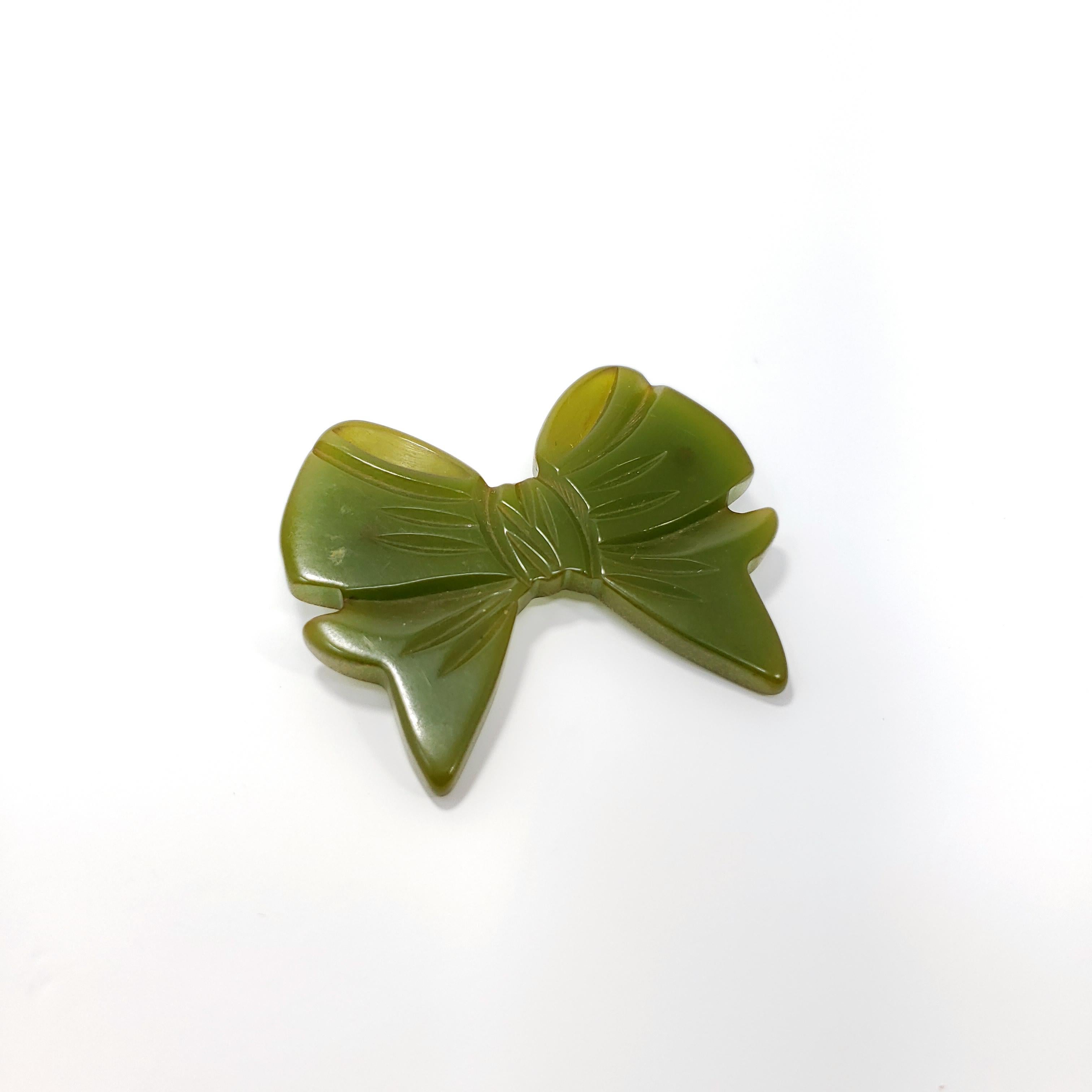 Fabulous bakelite bow pin in vintage apple green. Wonderful condition.

