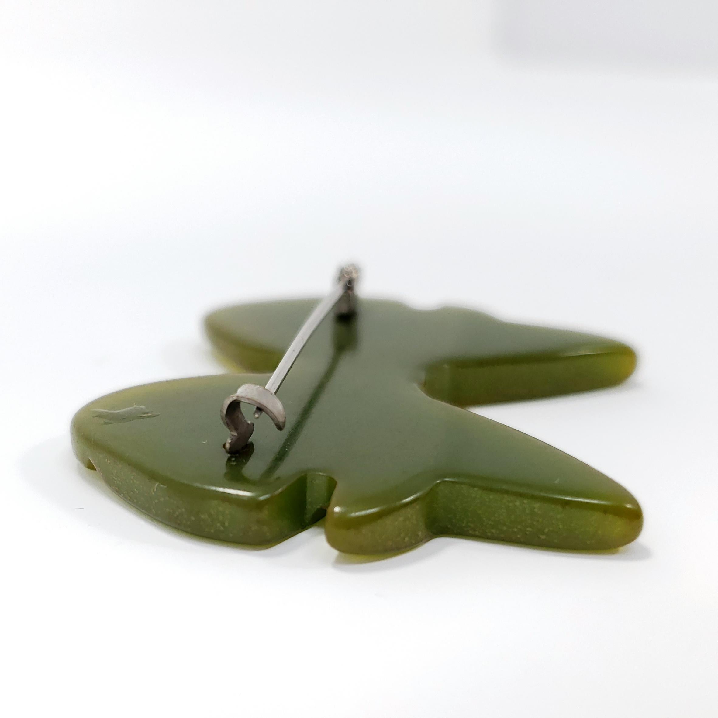 Apple Green Accented Bakelite Bow Pin Brooch, Early 1900s In Good Condition In Milford, DE