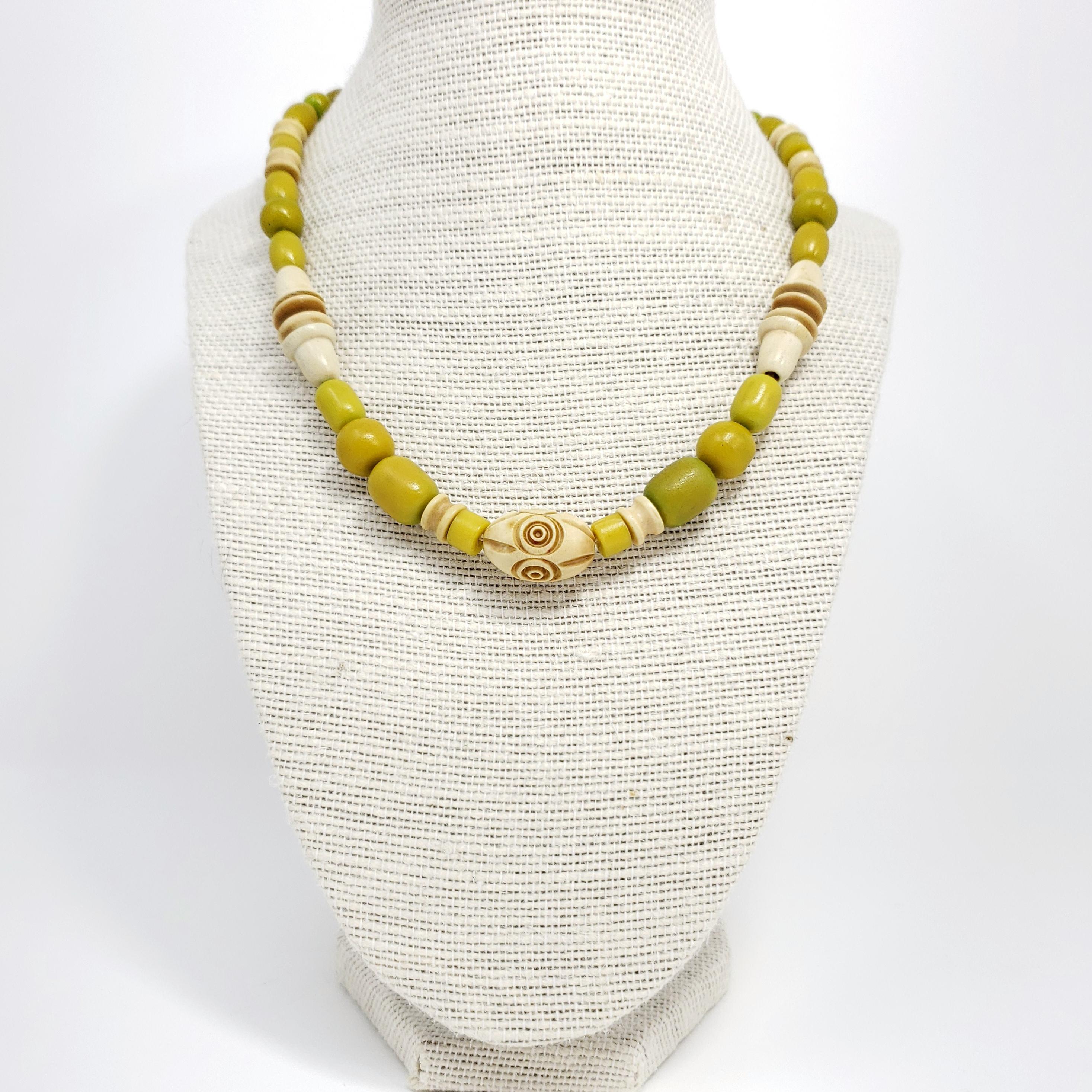 ¡Una elegante pulsera vintage de baquelita! Cuentas de baquelita verde manzana acentuadas con motivos de baquelita tallada de color crema. Cierre de barril vintage.

De principios a mediados del siglo XX. Desgaste mínimo acorde con la edad.
