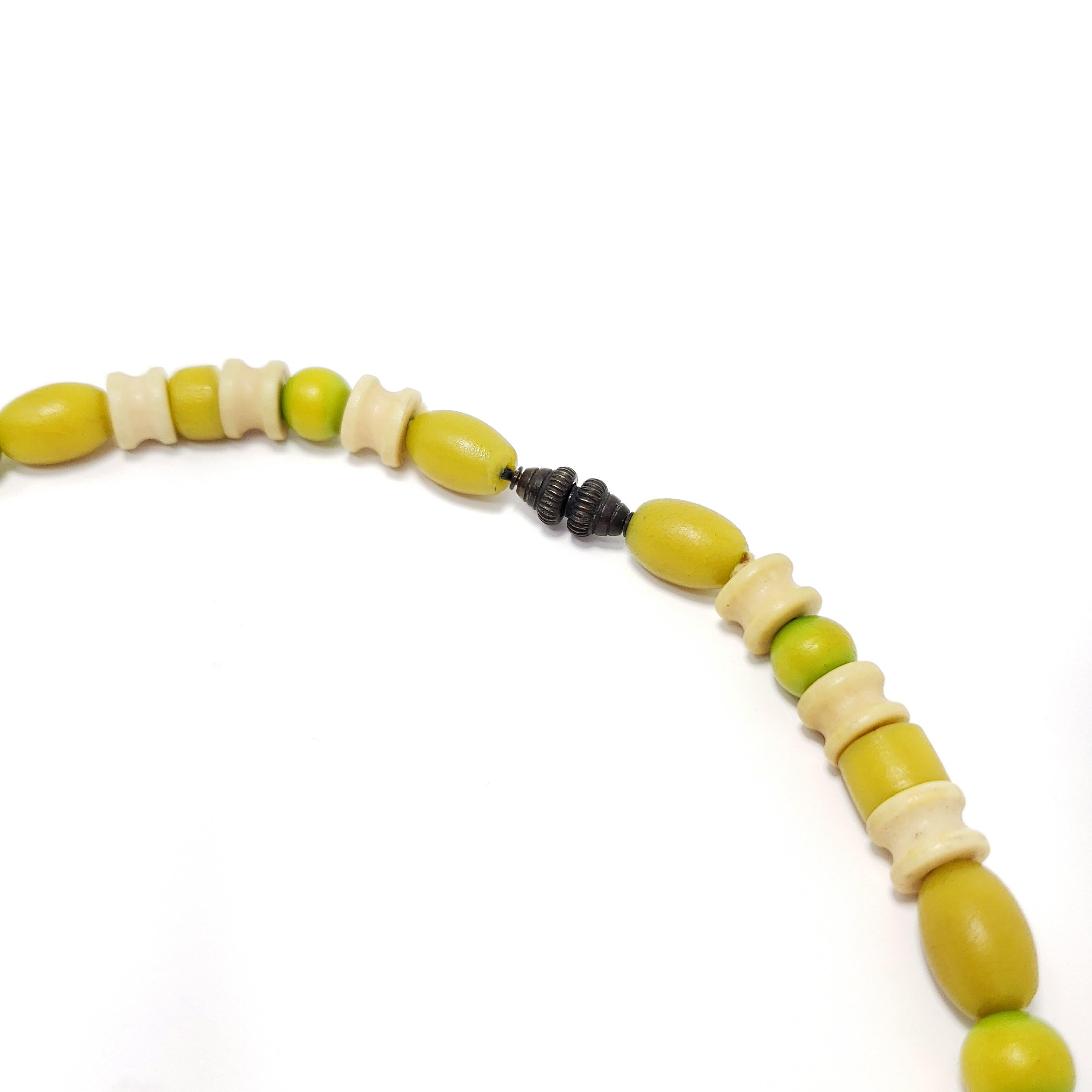 Collar de Cuentas de Baquelita Talladas de Color Verde Manzana y Crema, Cierre de Latón en Bueno estado para la venta en Milford, DE