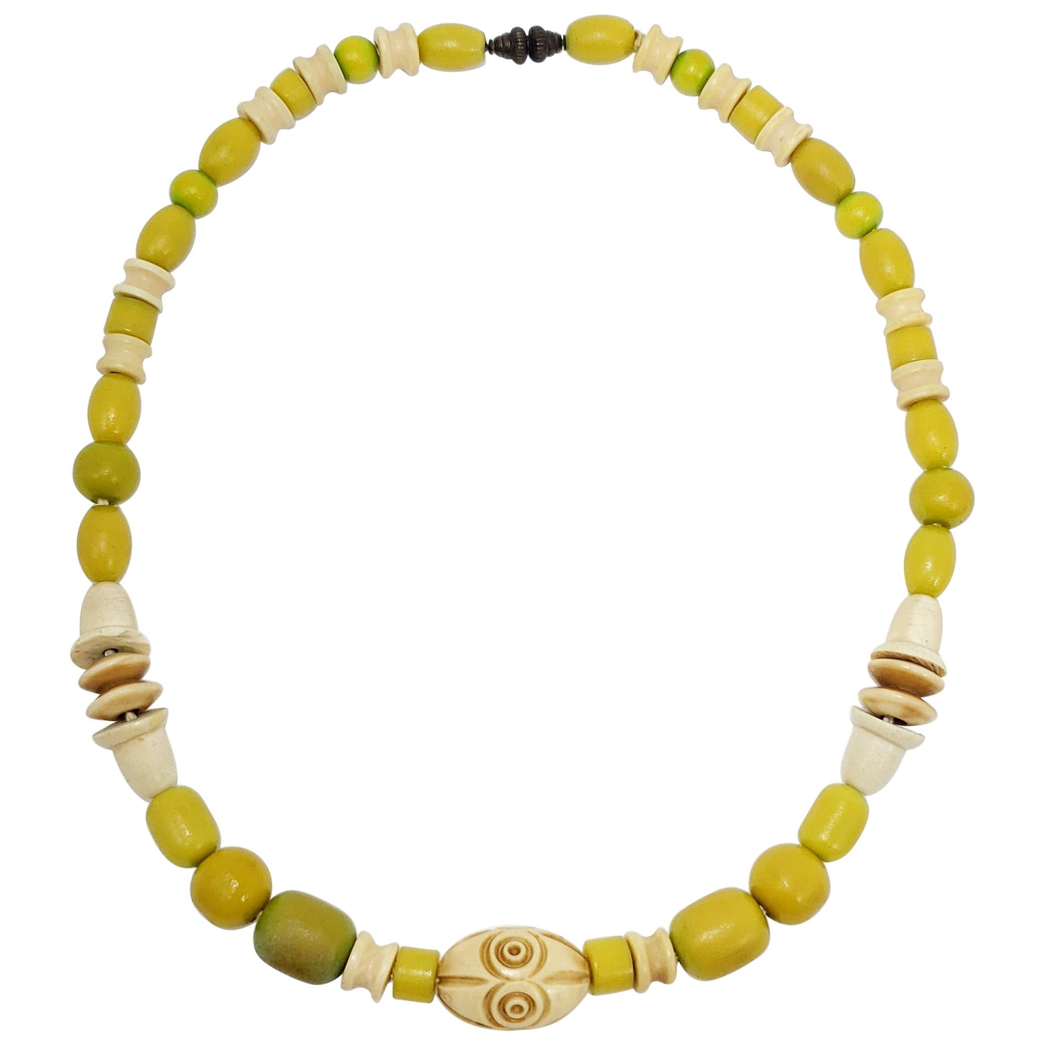 Collier de perles en bakélite sculptée de couleur vert pomme et crème, fermoir de couleur laiton