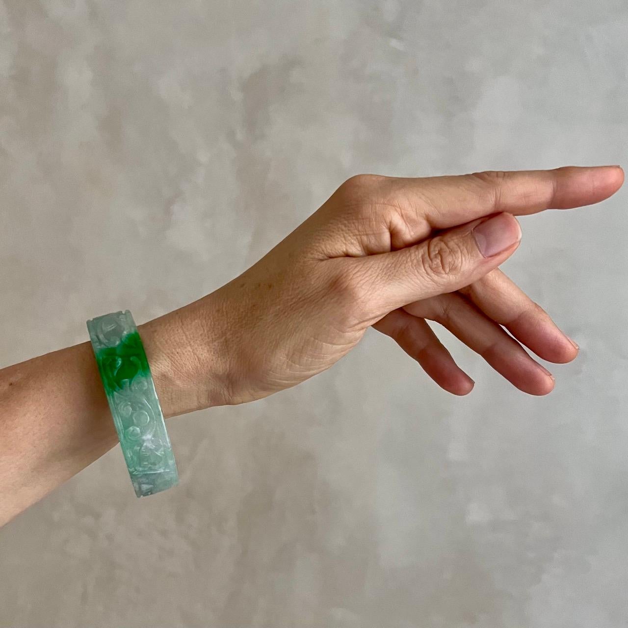Bracciale di giada intagliata bianca e verde con mela in vendita 1