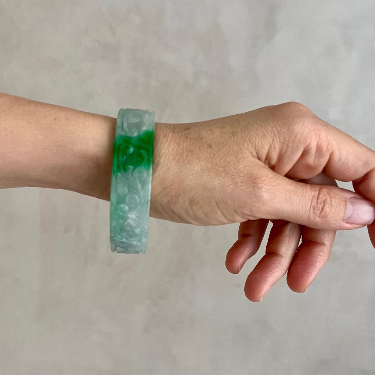 Bracciale di giada intagliata bianca e verde con mela in vendita 2