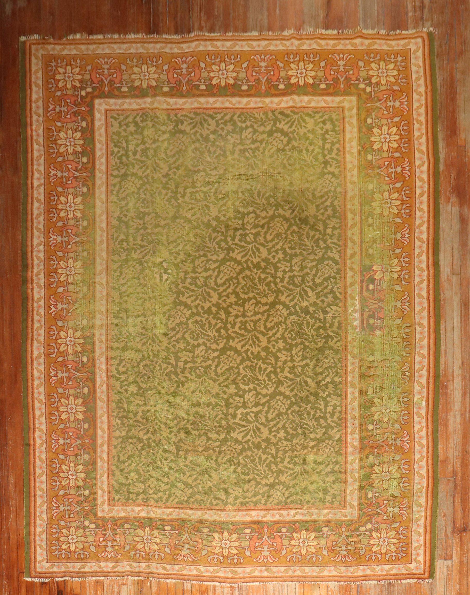 ein irischer Donegal-Teppich aus dem frühen 20. Jahrhundert in Apfelgrün, beschädigt und verblichen

10' x 14'
