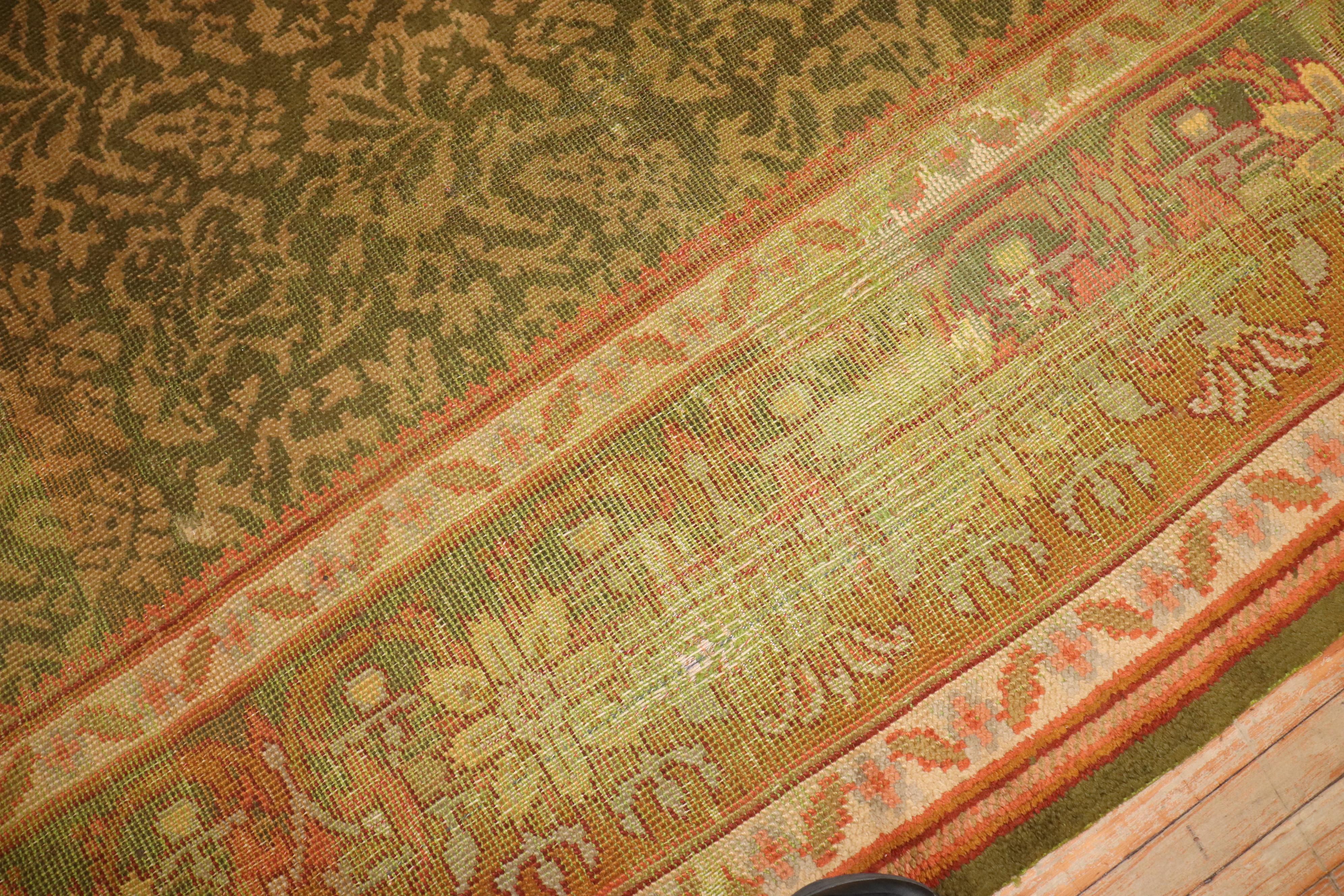 Zabihi Kollektion Apfelgrüner irischer Donegal-Teppich im Kunsthandwerksstil im Zustand „Starke Gebrauchsspuren“ im Angebot in New York, NY
