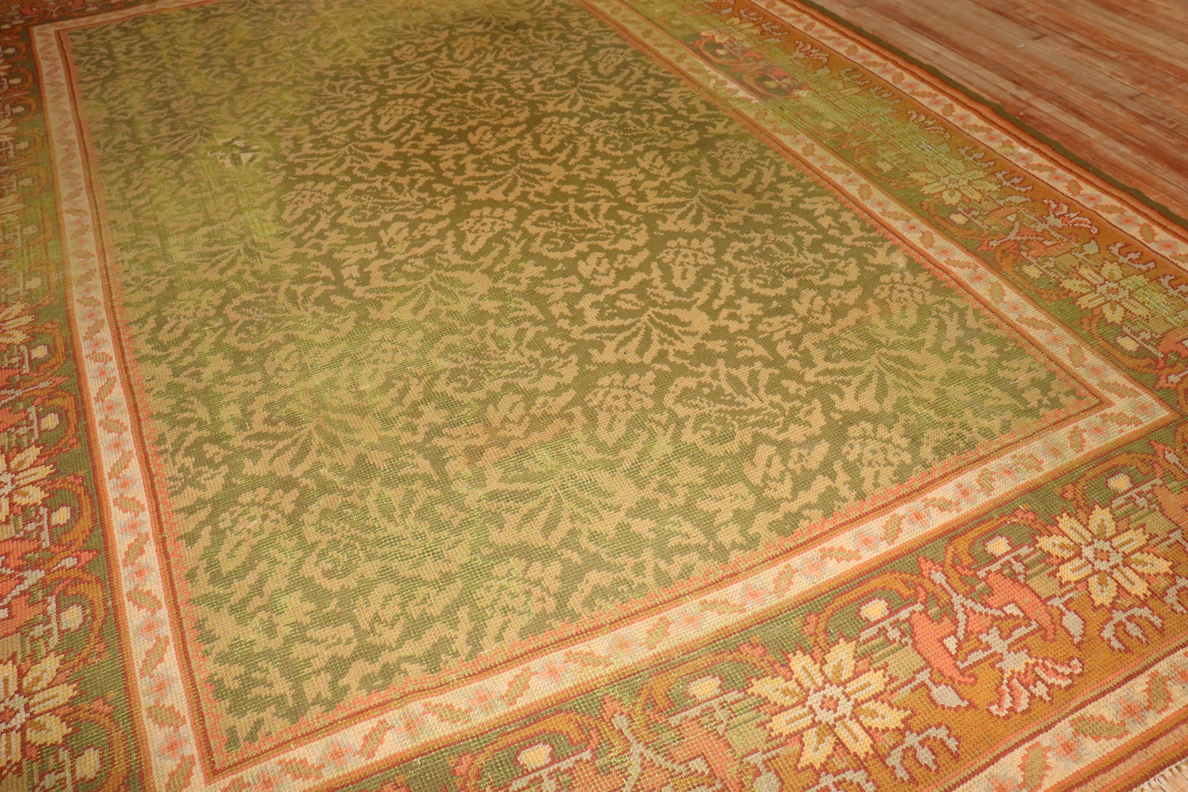 Zabihi Kollektion Apfelgrüner irischer Donegal-Teppich im Kunsthandwerksstil (20. Jahrhundert) im Angebot