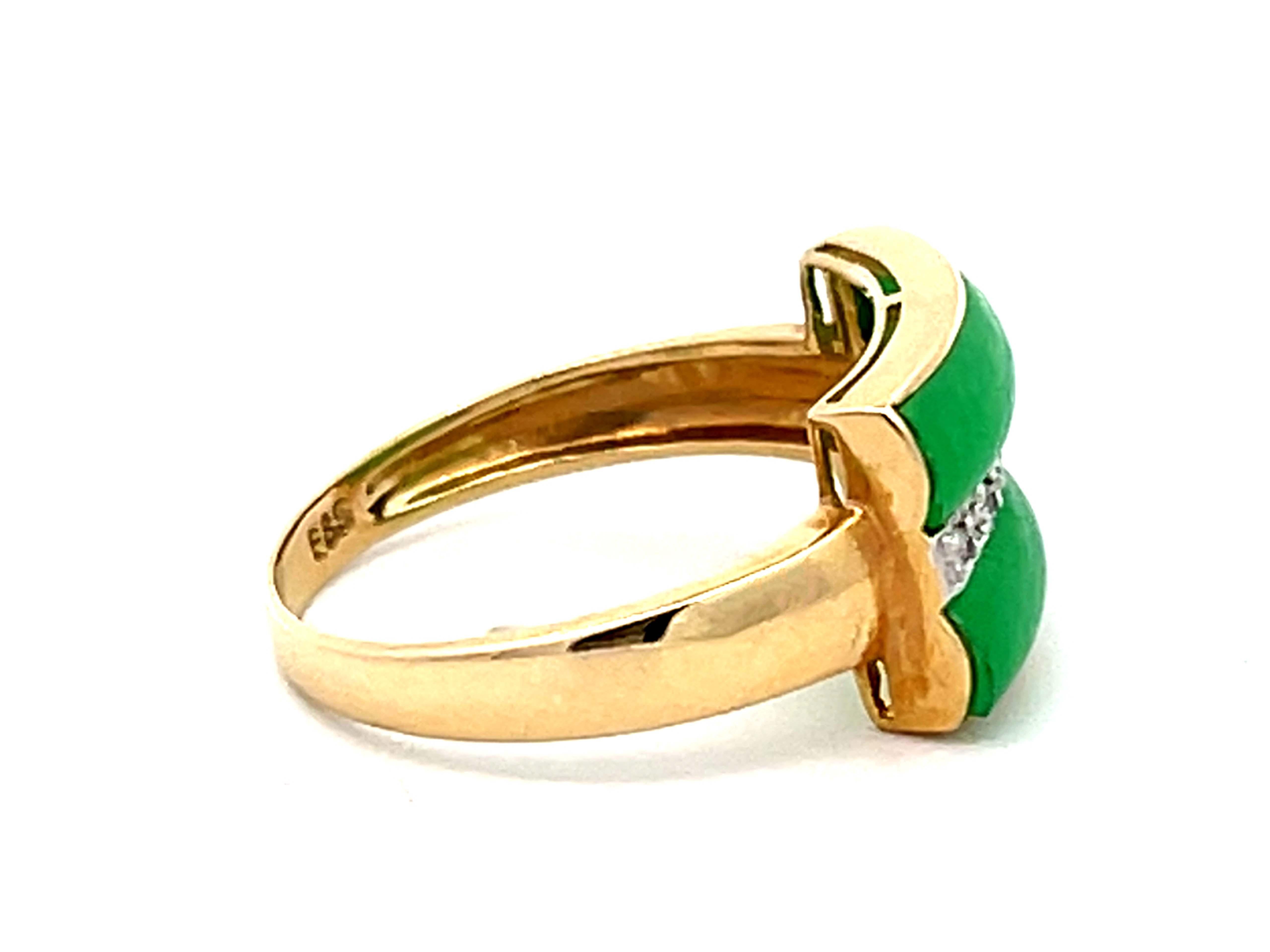Apple Green Jade and Diamond Ring 14k Yellow Gold In Excellent Condition For Sale In Honolulu, HI