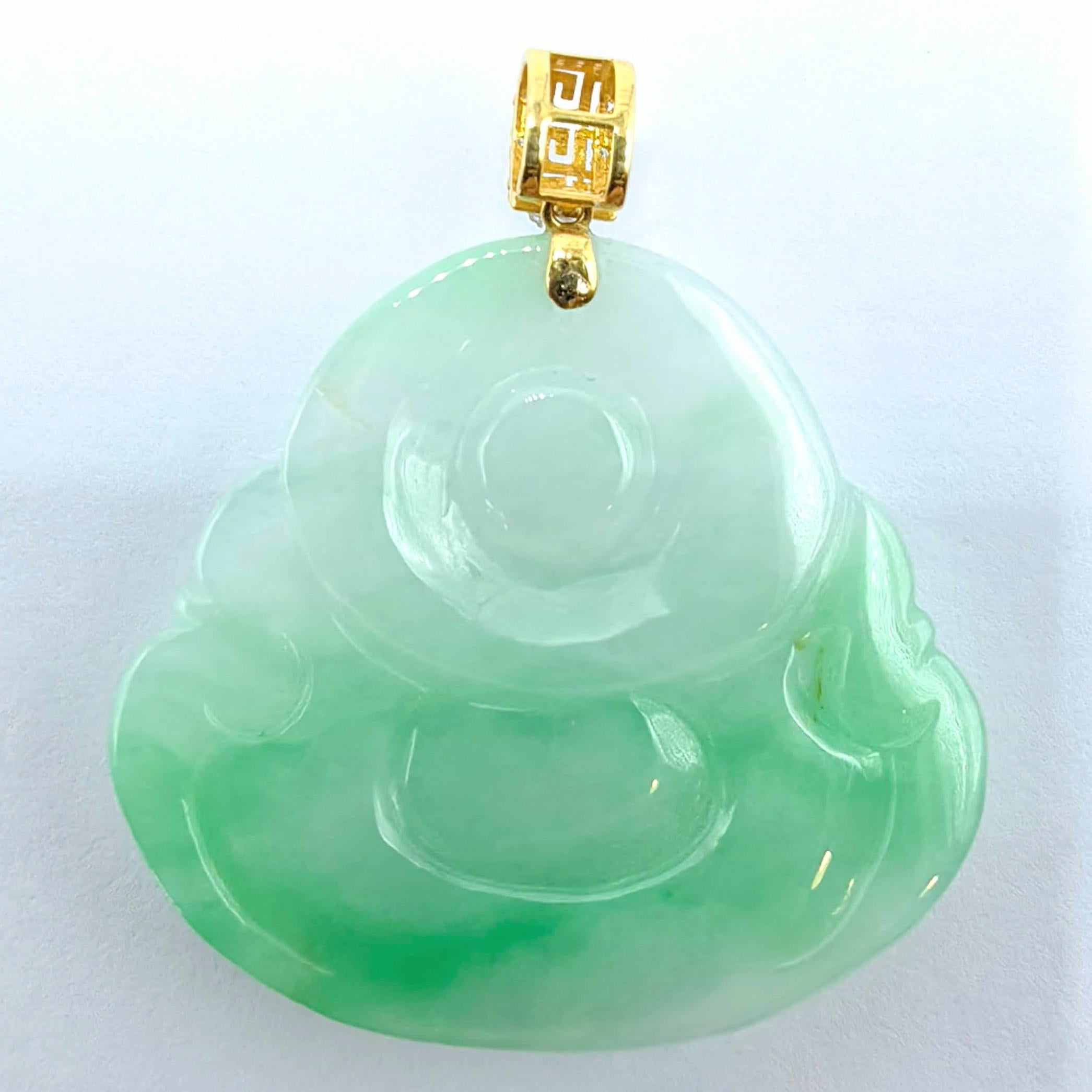 Pendentif en or jaune 18K en jadeite vert pomme Happy Buddha avec diamants fins Unisexe en vente