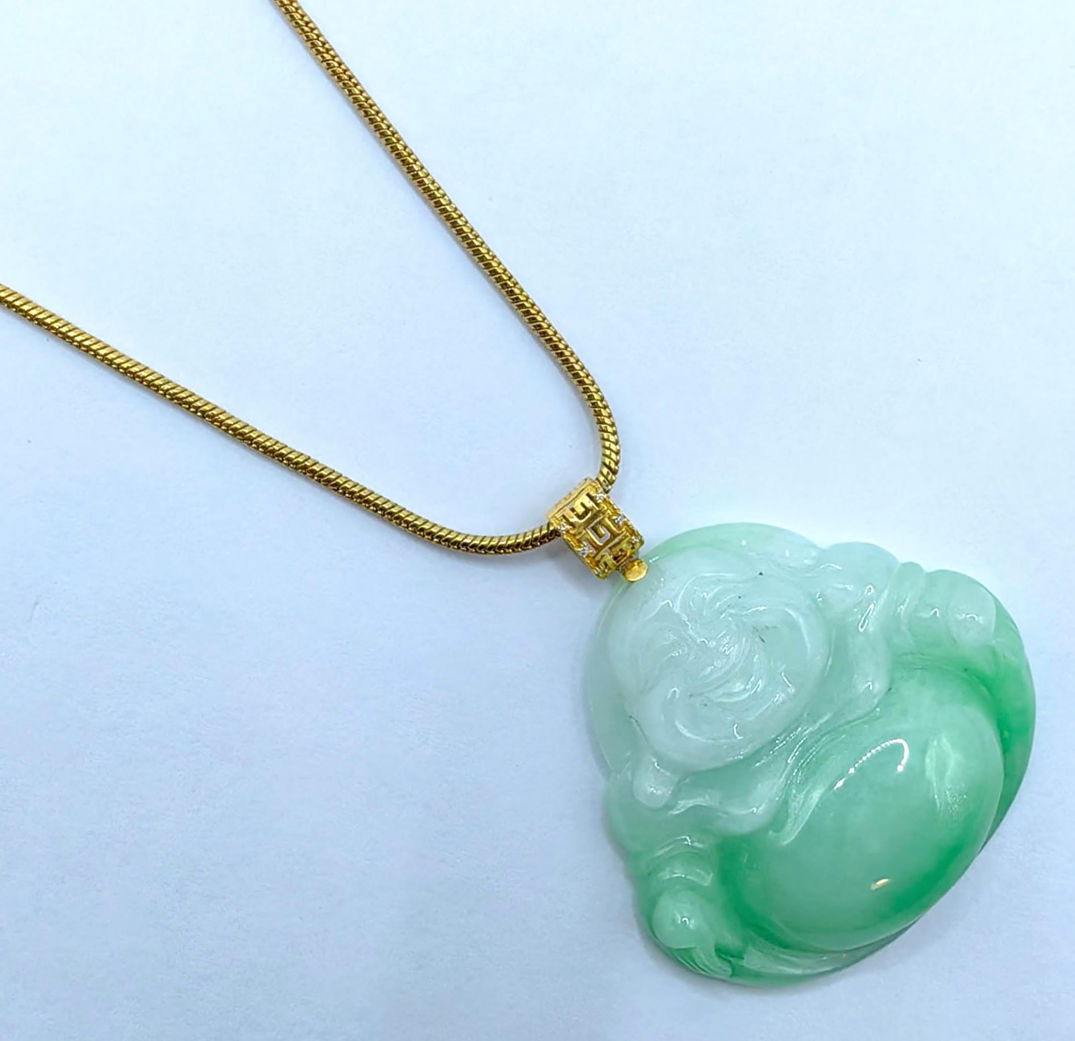 Célébrez la joie, l'abondance et l'harmonie spirituelle avec cet exceptionnel pendentif en jade vert pomme Happy Buddha Fine Diamond, sculpté de manière experte et serti d'une bague en or jaune 18K richement détaillée, ornée de six diamants
