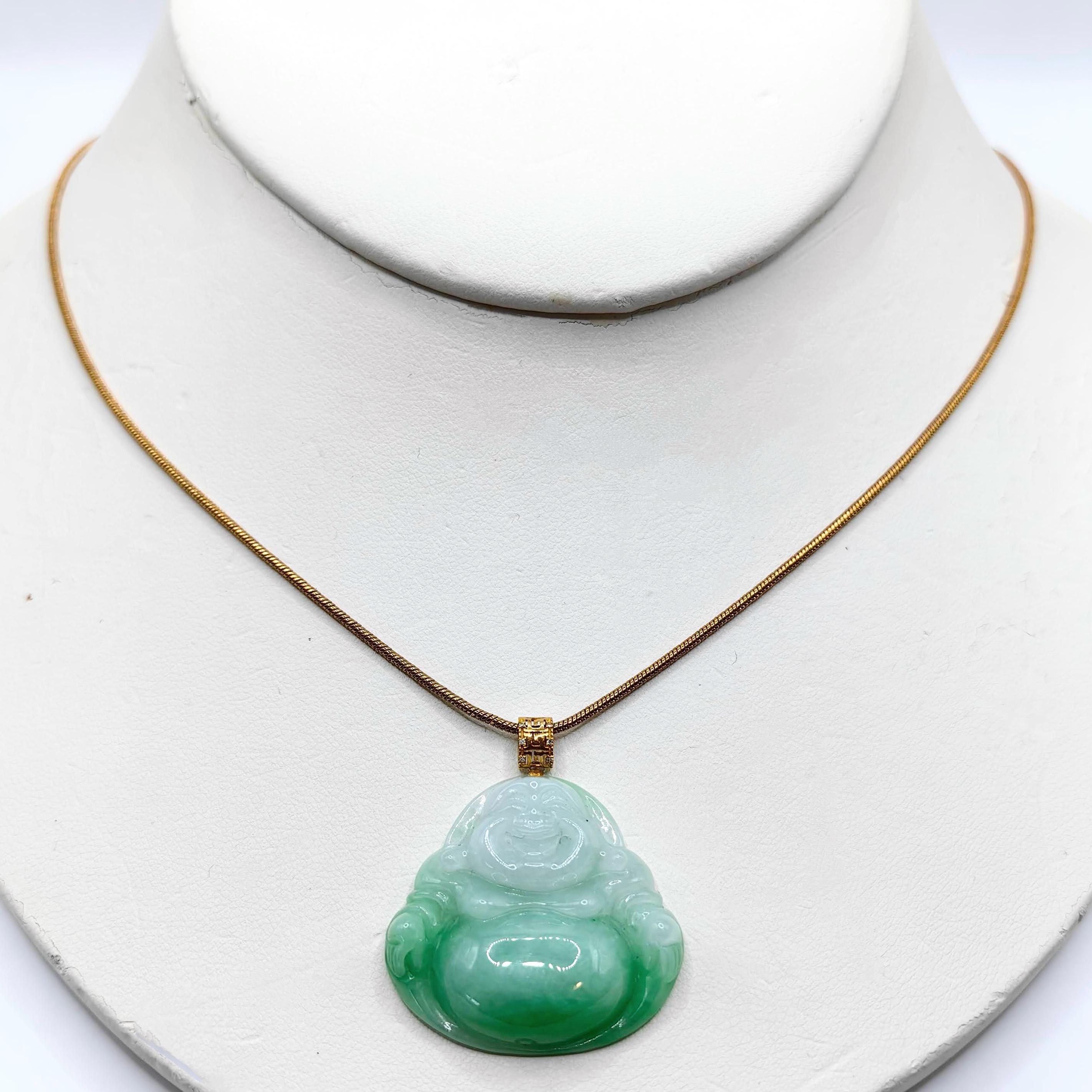 Taille mixte Pendentif en or jaune 18K en jadeite vert pomme Happy Buddha avec diamants fins en vente