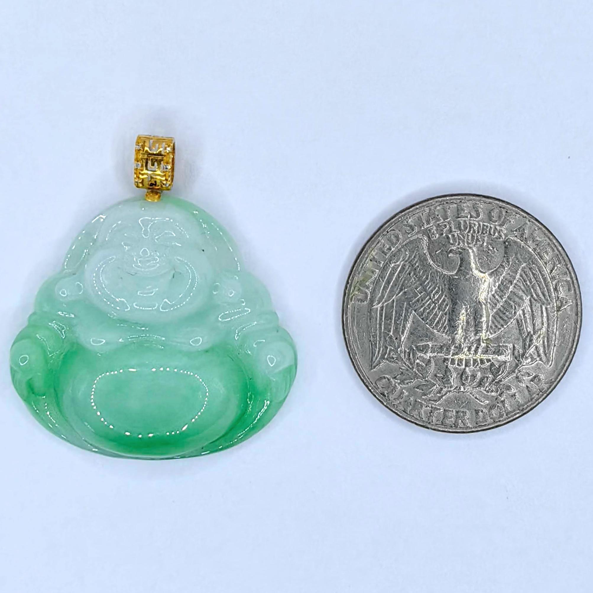 Pendentif en or jaune 18K en jadeite vert pomme Happy Buddha avec diamants fins en vente 2