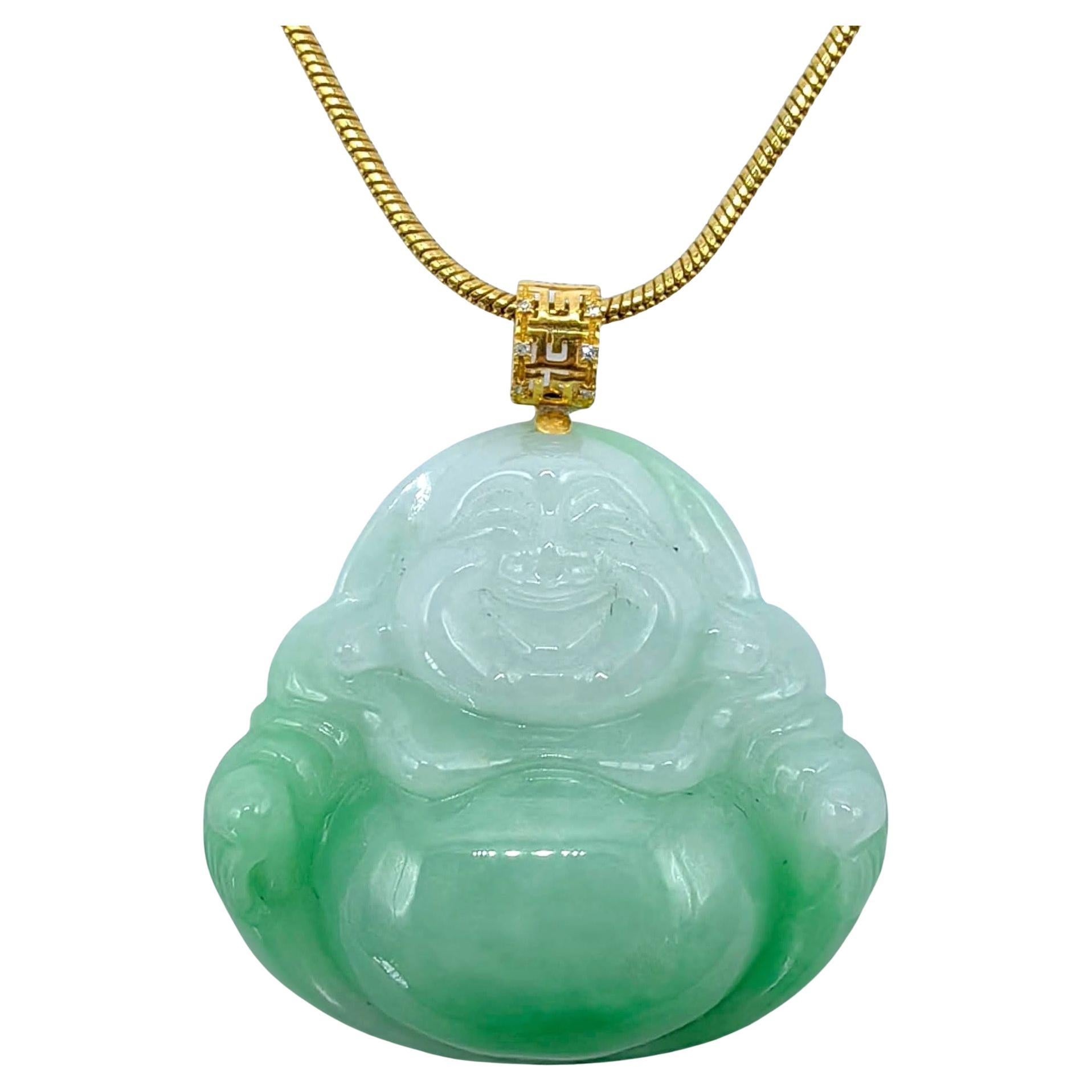 Pendentif en or jaune 18K en jadeite vert pomme Happy Buddha avec diamants fins en vente