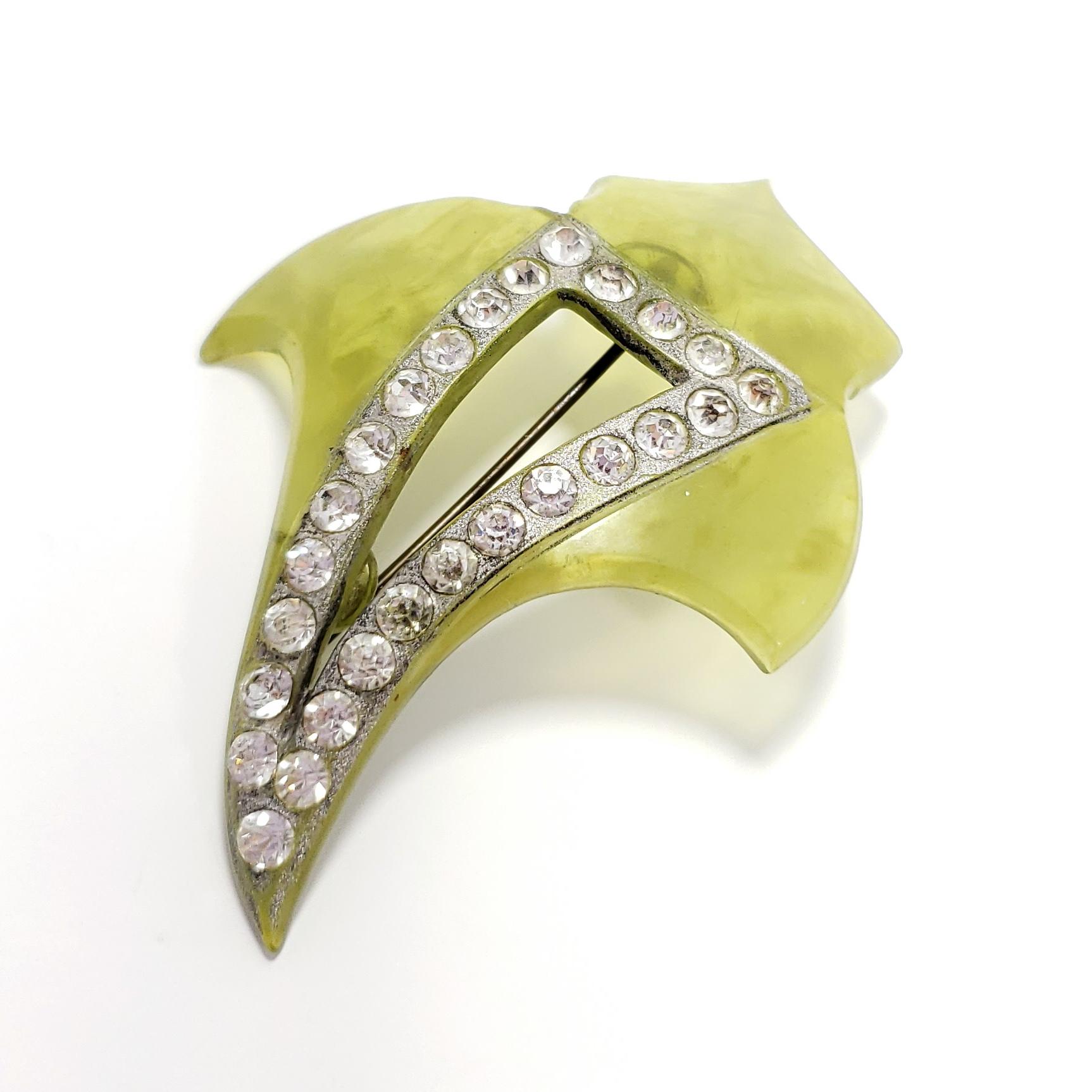 Fabulous bakelite leaf pin in vintage, marbled, apple green. Accented with sparkling white crystals. 

Wonderful condition, circa early 1900s.

