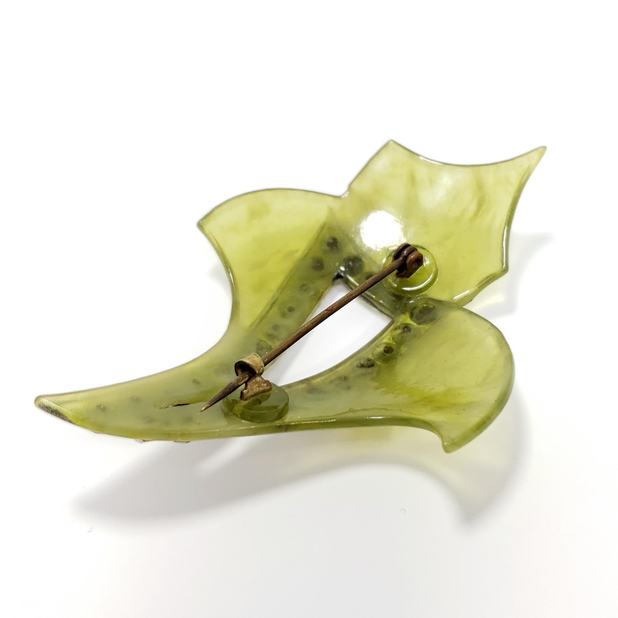 Apple Green Marbled Bakelite Crystal Encrusted Leaf Pin Brooch, Early 1900 In Good Condition For Sale In Milford, DE