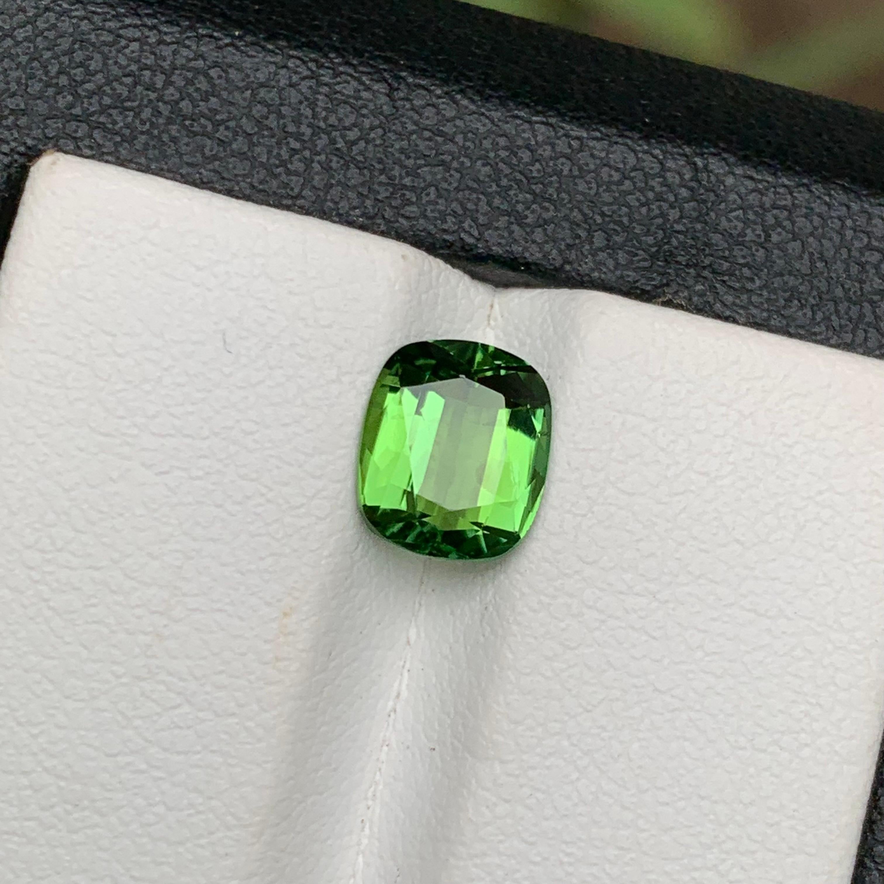 Bague tourmaline naturelle vert pomme de 1,90 carat taille coussin pour bijoux en vente 4