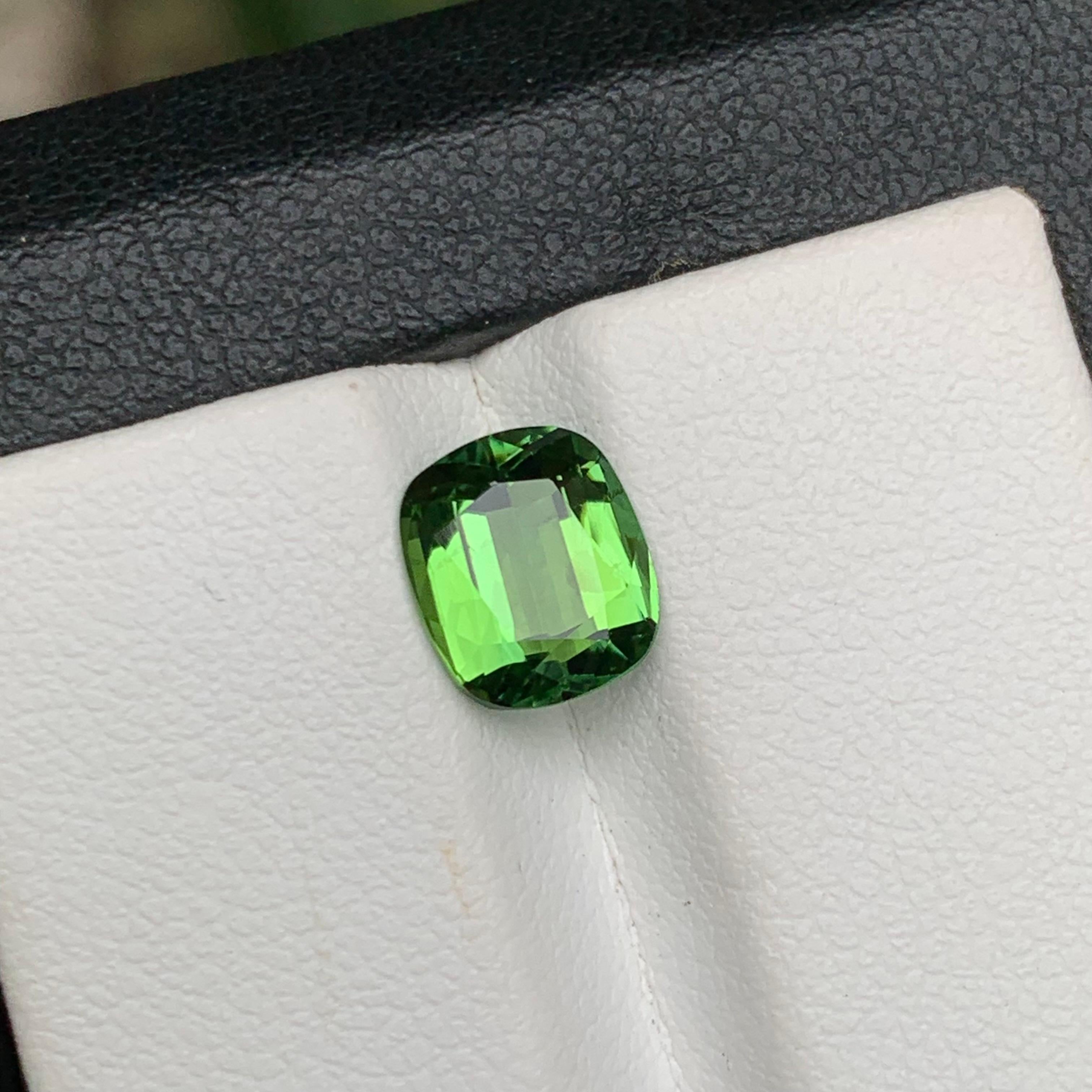 Contemporain Bague tourmaline naturelle vert pomme de 1,90 carat taille coussin pour bijoux en vente