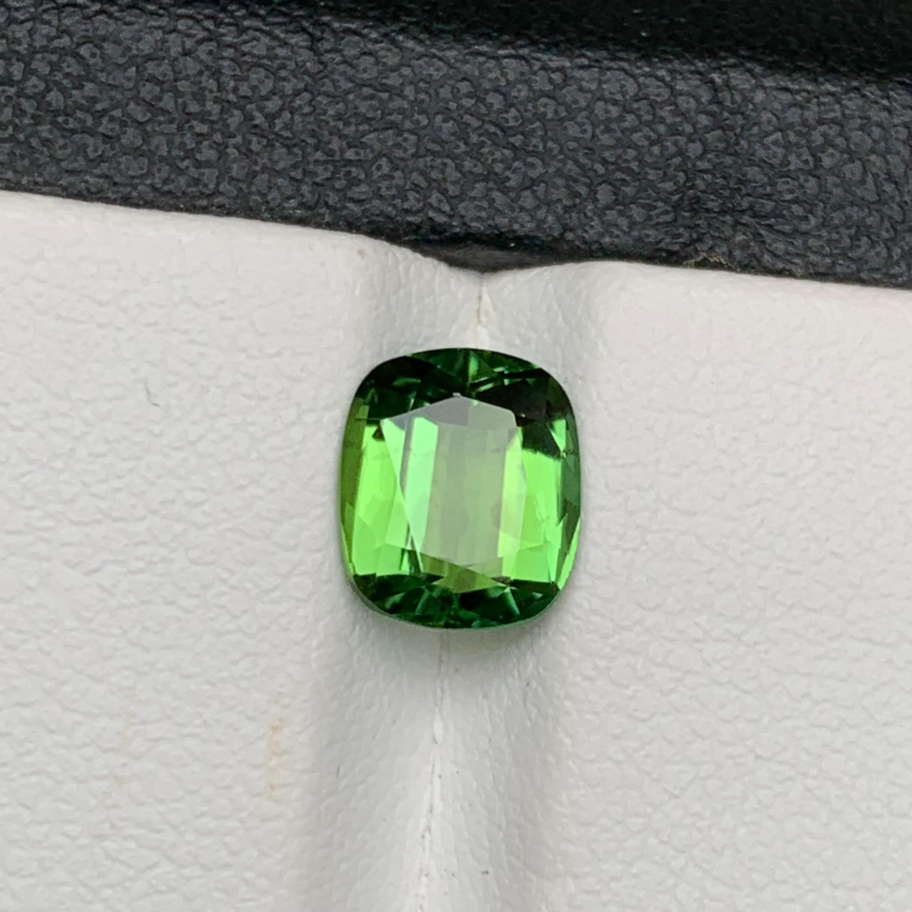 Bague tourmaline naturelle vert pomme de 1,90 carat taille coussin pour bijoux en vente 1