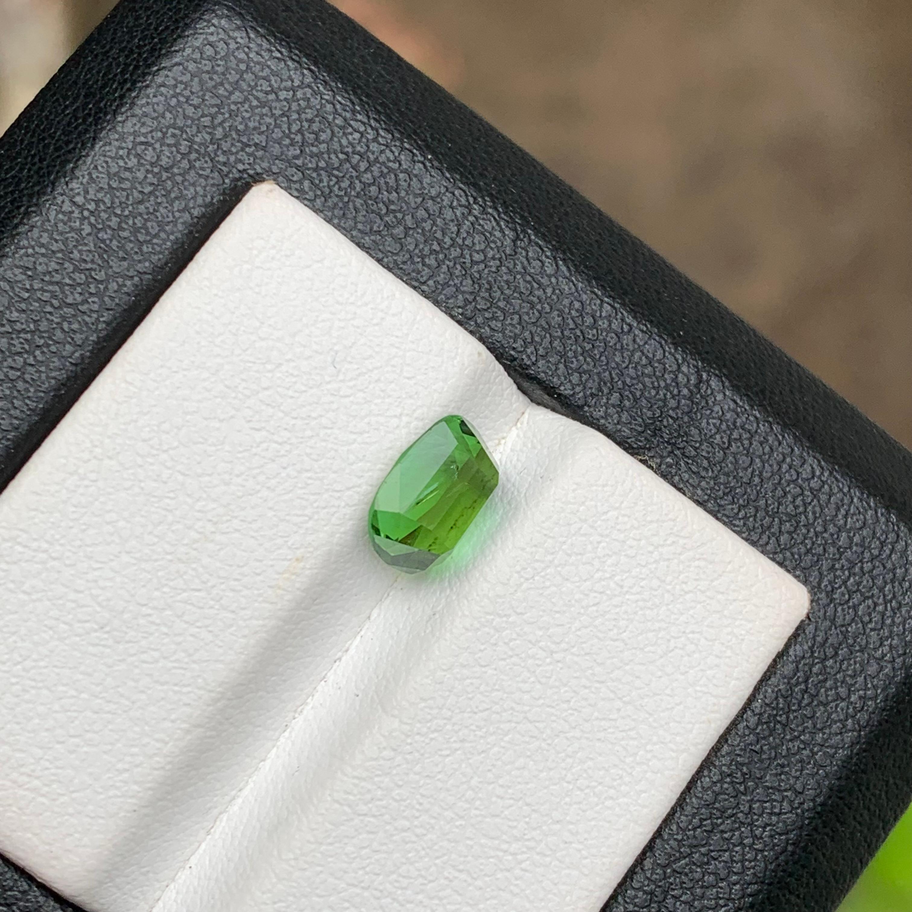 Bague tourmaline naturelle vert pomme de 1,90 carat taille coussin pour bijoux en vente 2