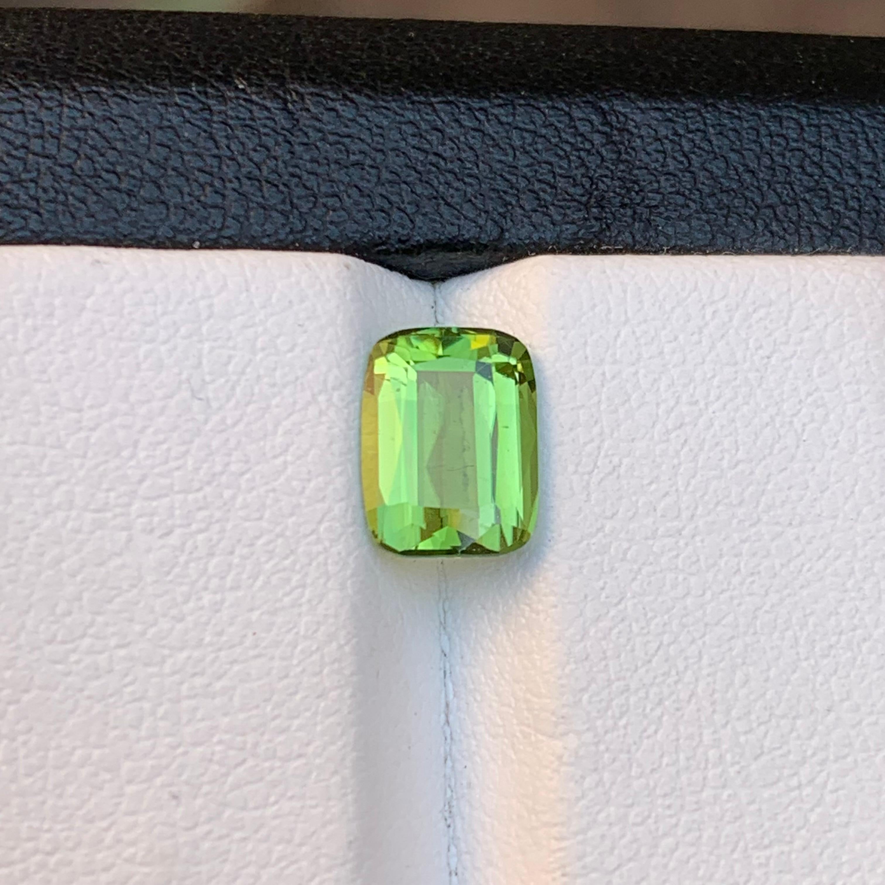 Anillo de turmalina natural verde manzana Piedra suelta 1,95 qt Joyería talla cojín en venta 4