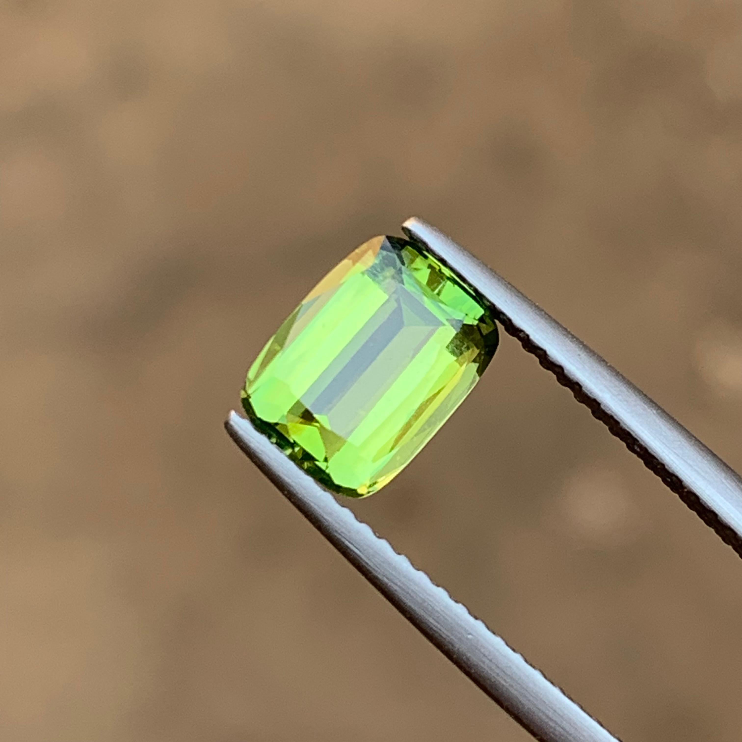 Anillo de turmalina natural verde manzana Piedra suelta 1,95 qt Joyería talla cojín Contemporáneo en venta