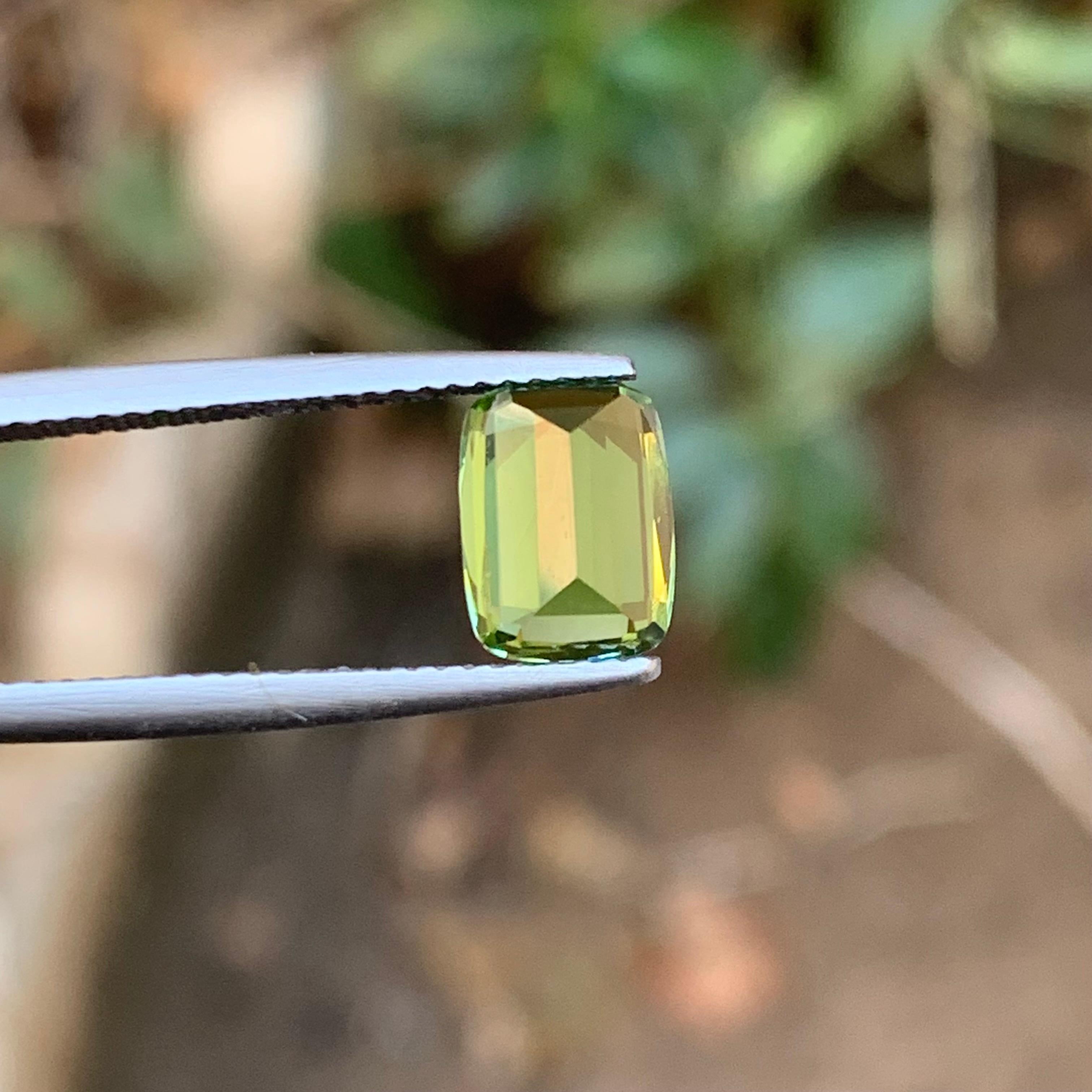 Anillo de turmalina natural verde manzana Piedra suelta 1,95 qt Joyería talla cojín en venta 3
