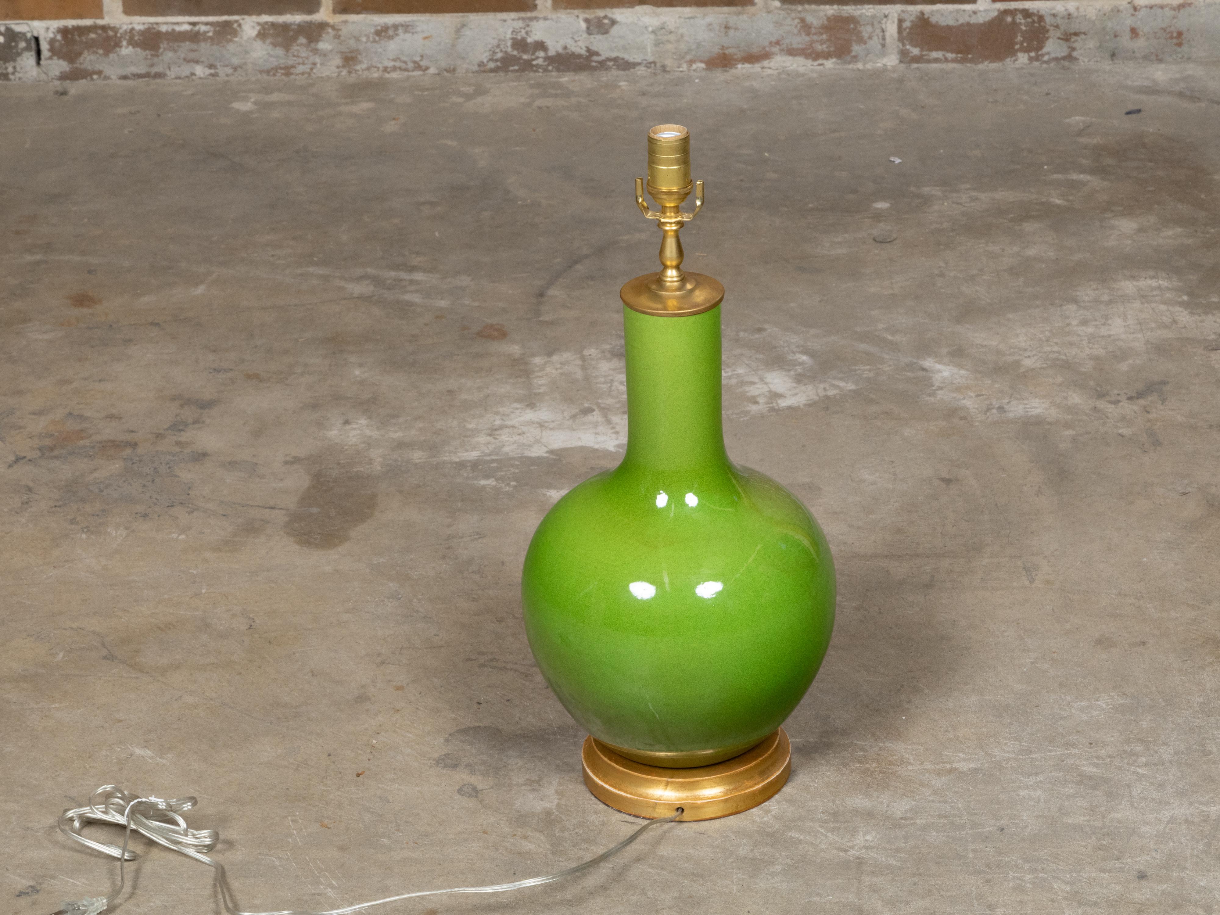 Asiatique Lampe de table vase en porcelaine vert pomme sur base dorée, câblée pour les États-Unis en vente