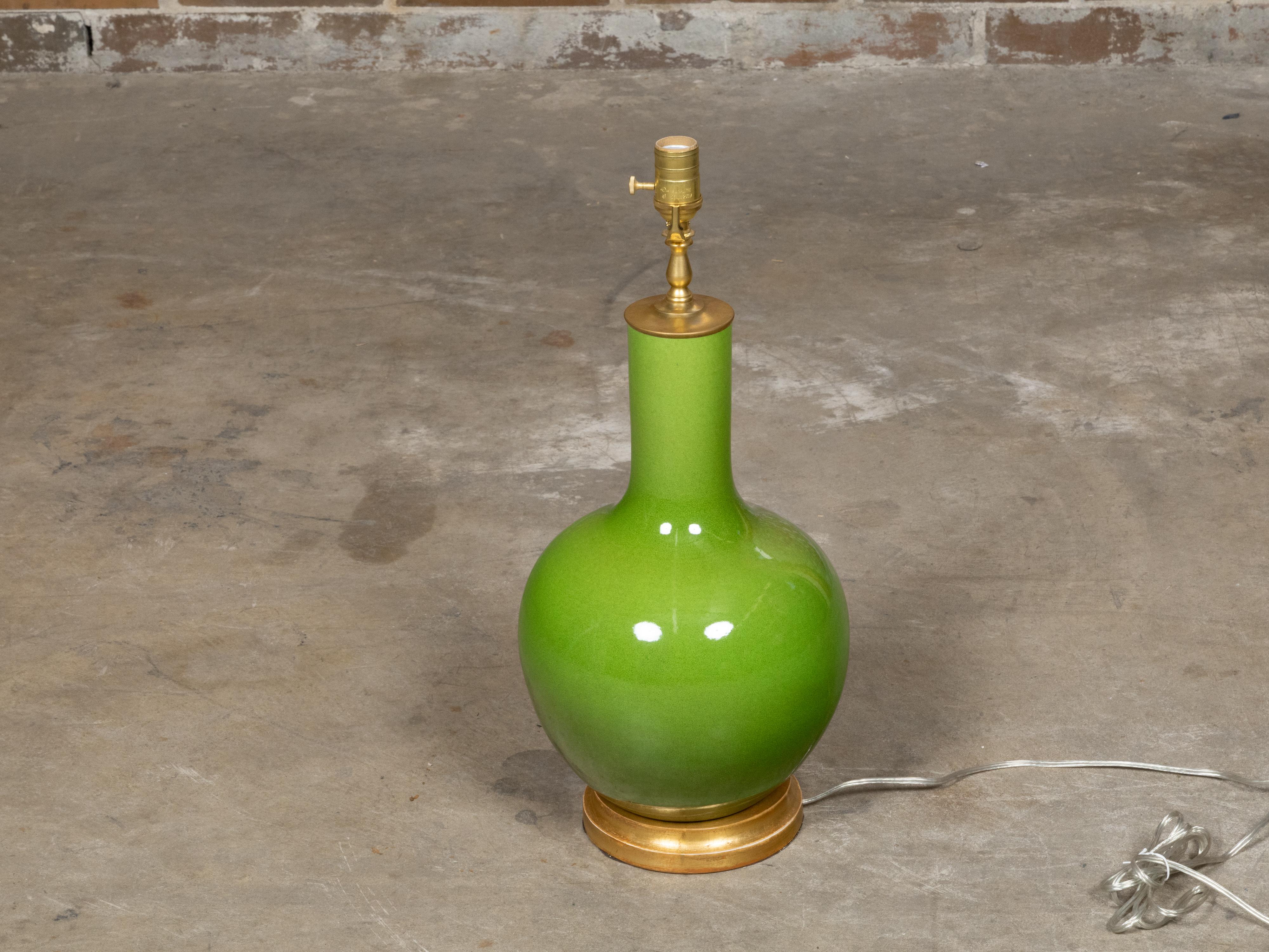 Vernissé Lampe de table vase en porcelaine vert pomme sur base dorée, câblée pour les États-Unis en vente