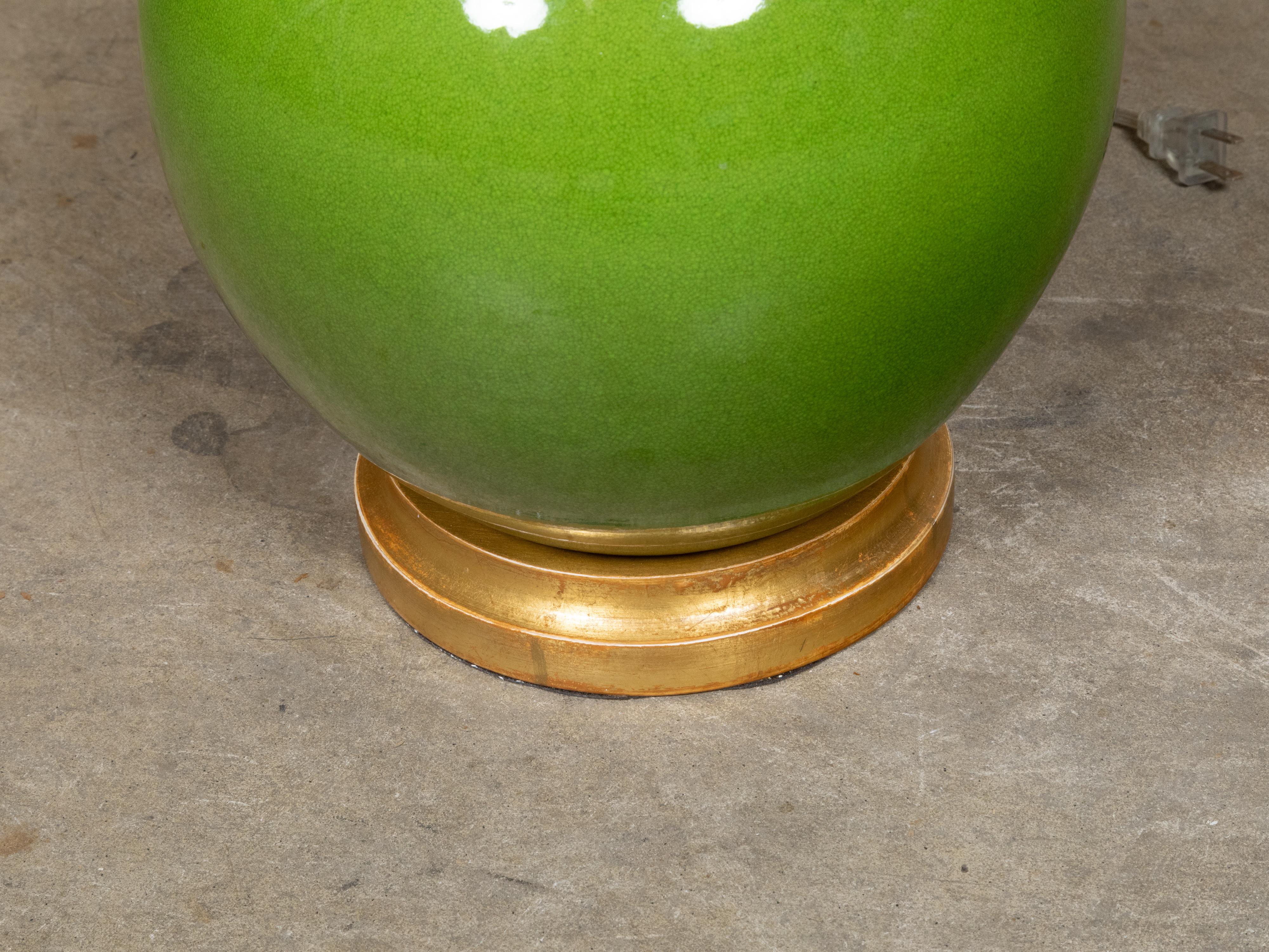 Lampe de table vase en porcelaine vert pomme sur base dorée, câblée pour les États-Unis Excellent état - En vente à Atlanta, GA