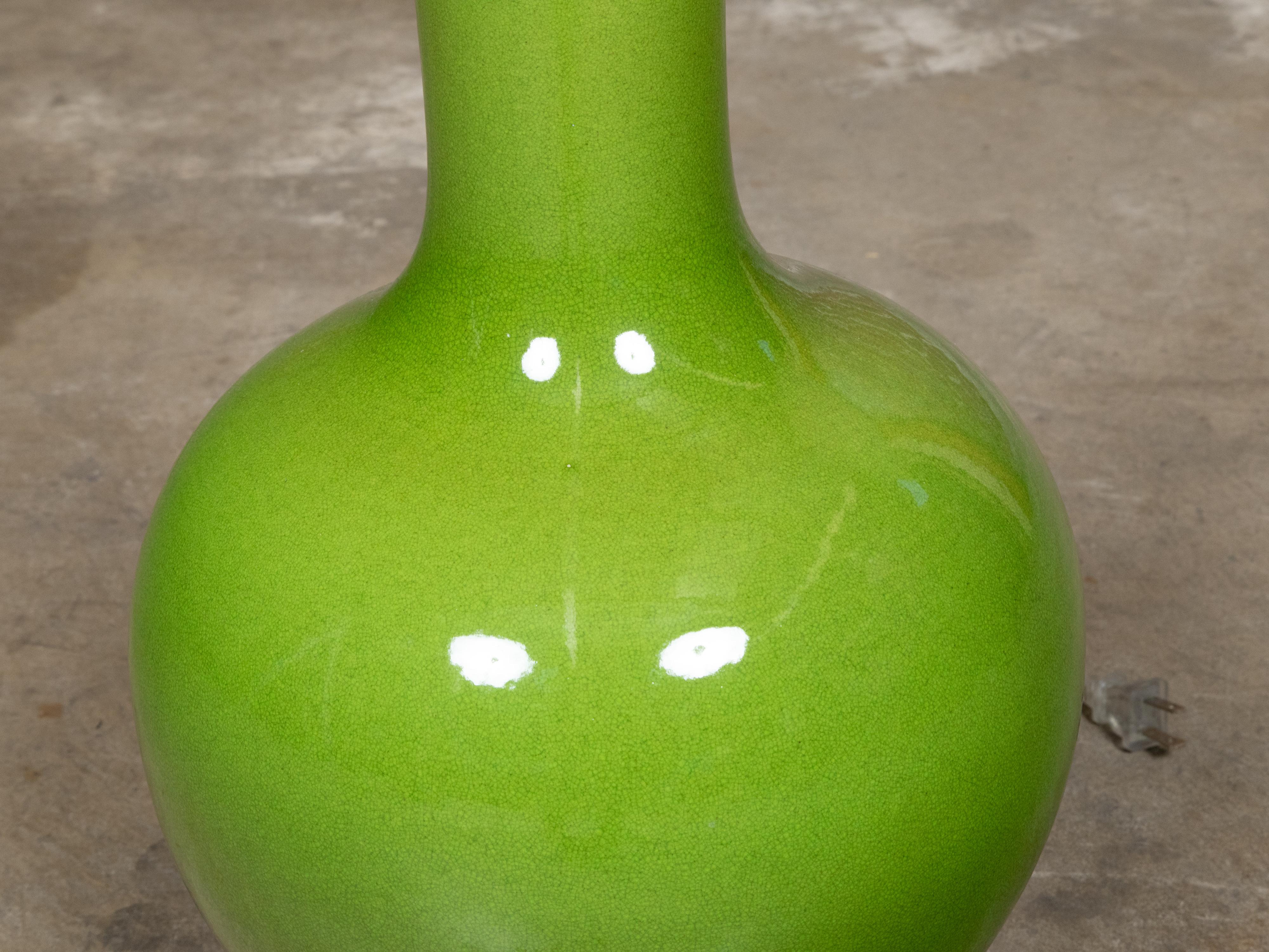 XXIe siècle et contemporain Lampe de table vase en porcelaine vert pomme sur base dorée, câblée pour les États-Unis en vente