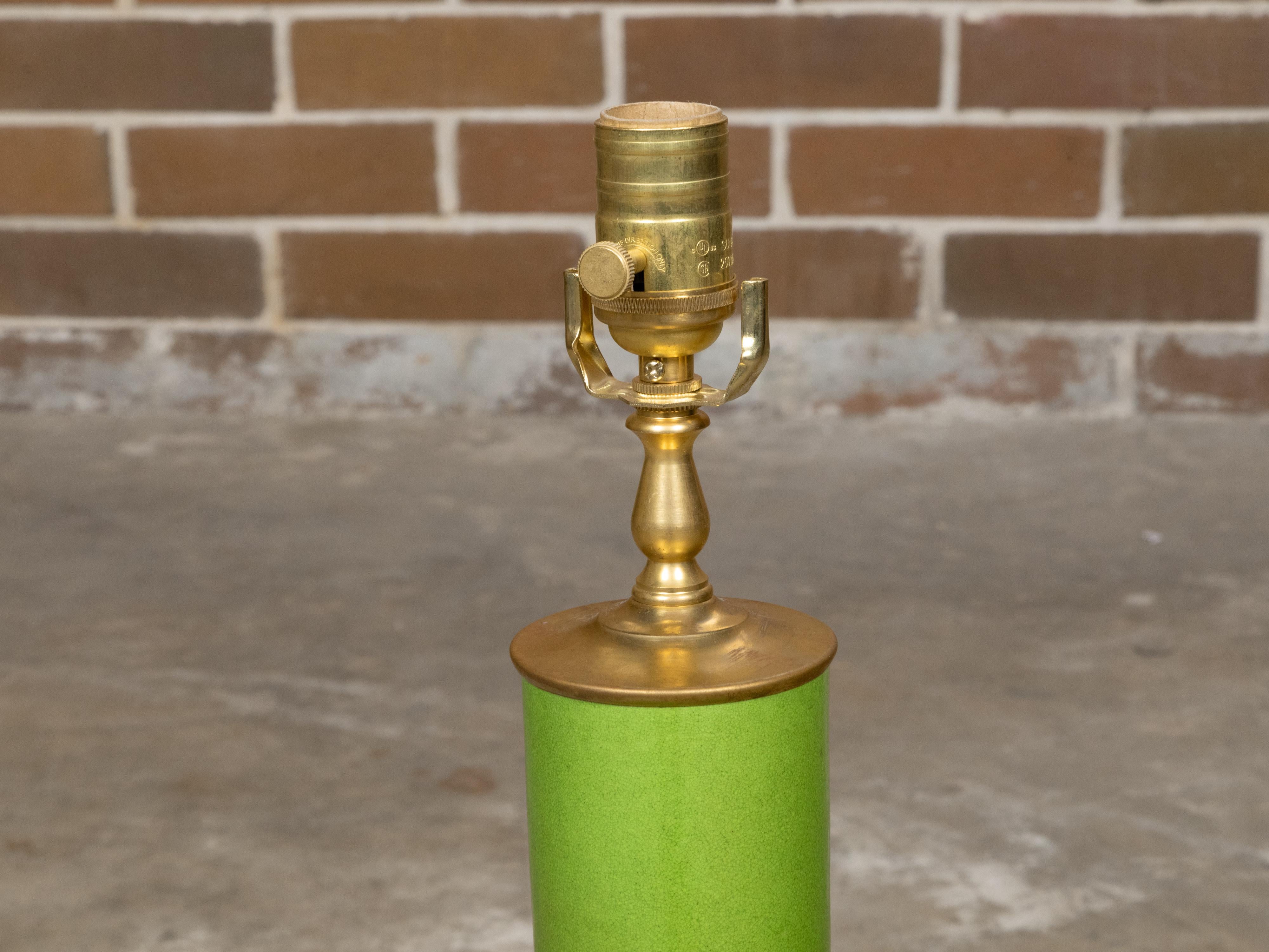 Laiton Lampe de table vase en porcelaine vert pomme sur base dorée, câblée pour les États-Unis en vente