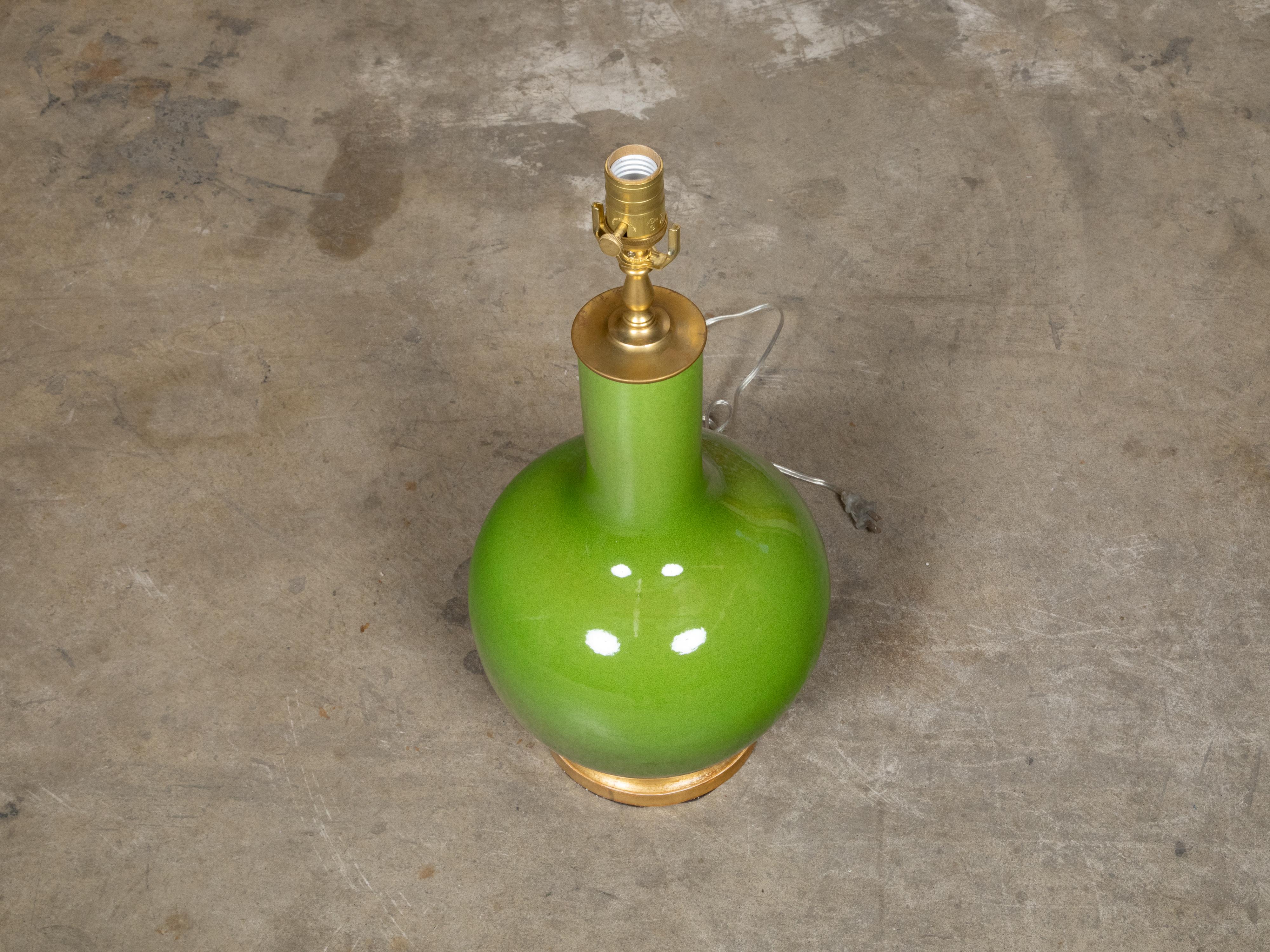 Lampe de table vase en porcelaine vert pomme sur base dorée, câblée pour les États-Unis en vente 1