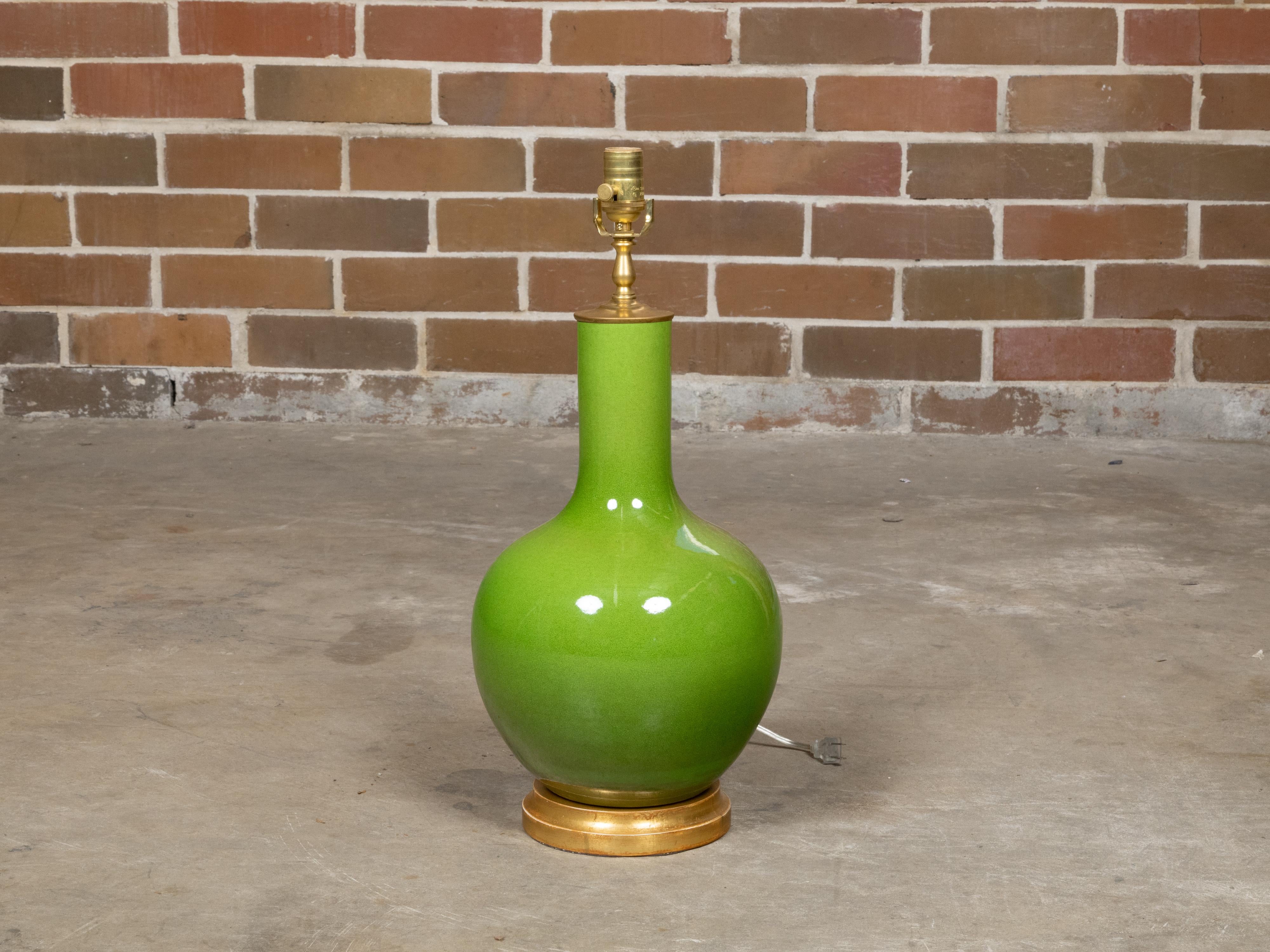 Lampe de table vase en porcelaine vert pomme sur base dorée, câblée pour les États-Unis en vente 2