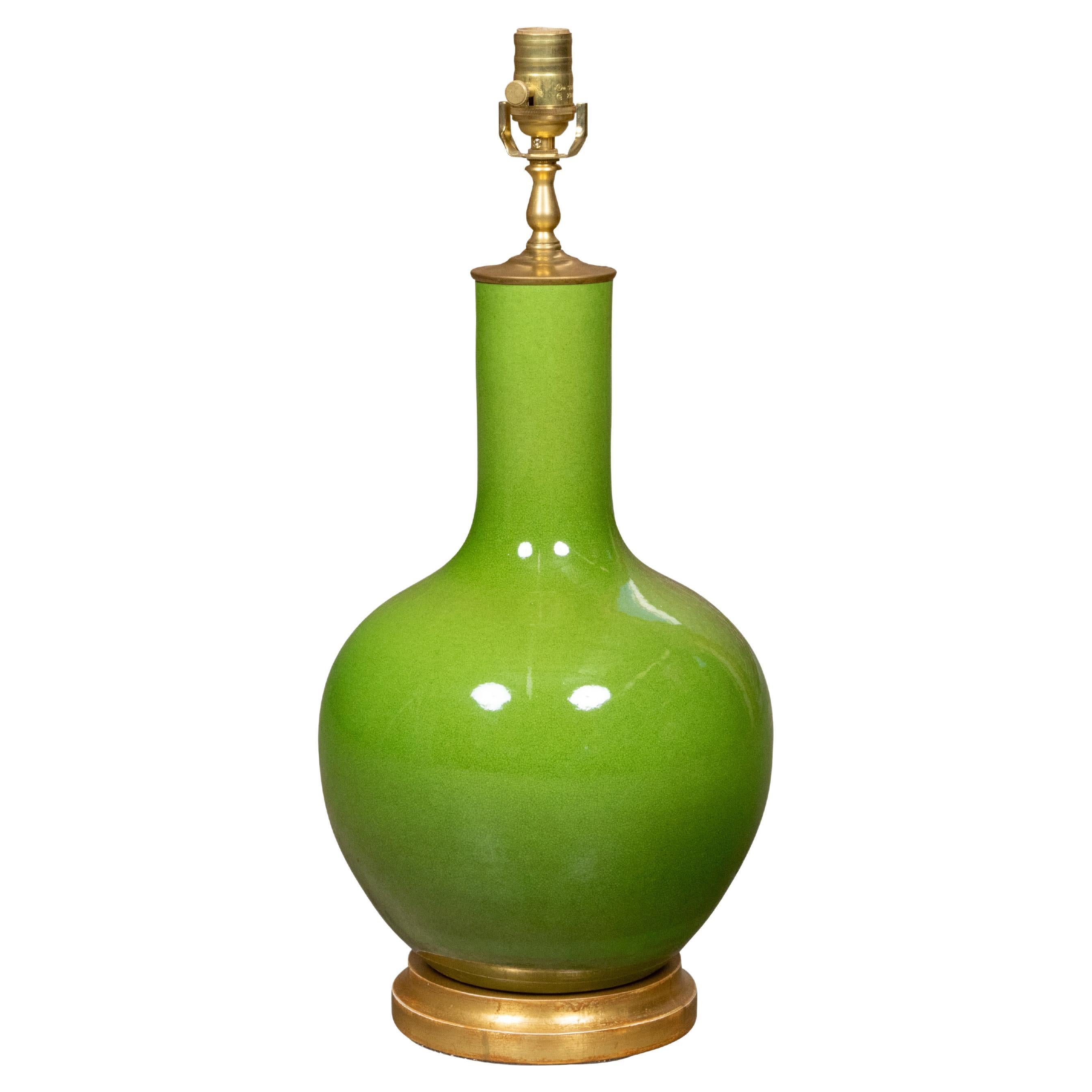 Lampe de table vase en porcelaine vert pomme sur base dorée, câblée pour les États-Unis