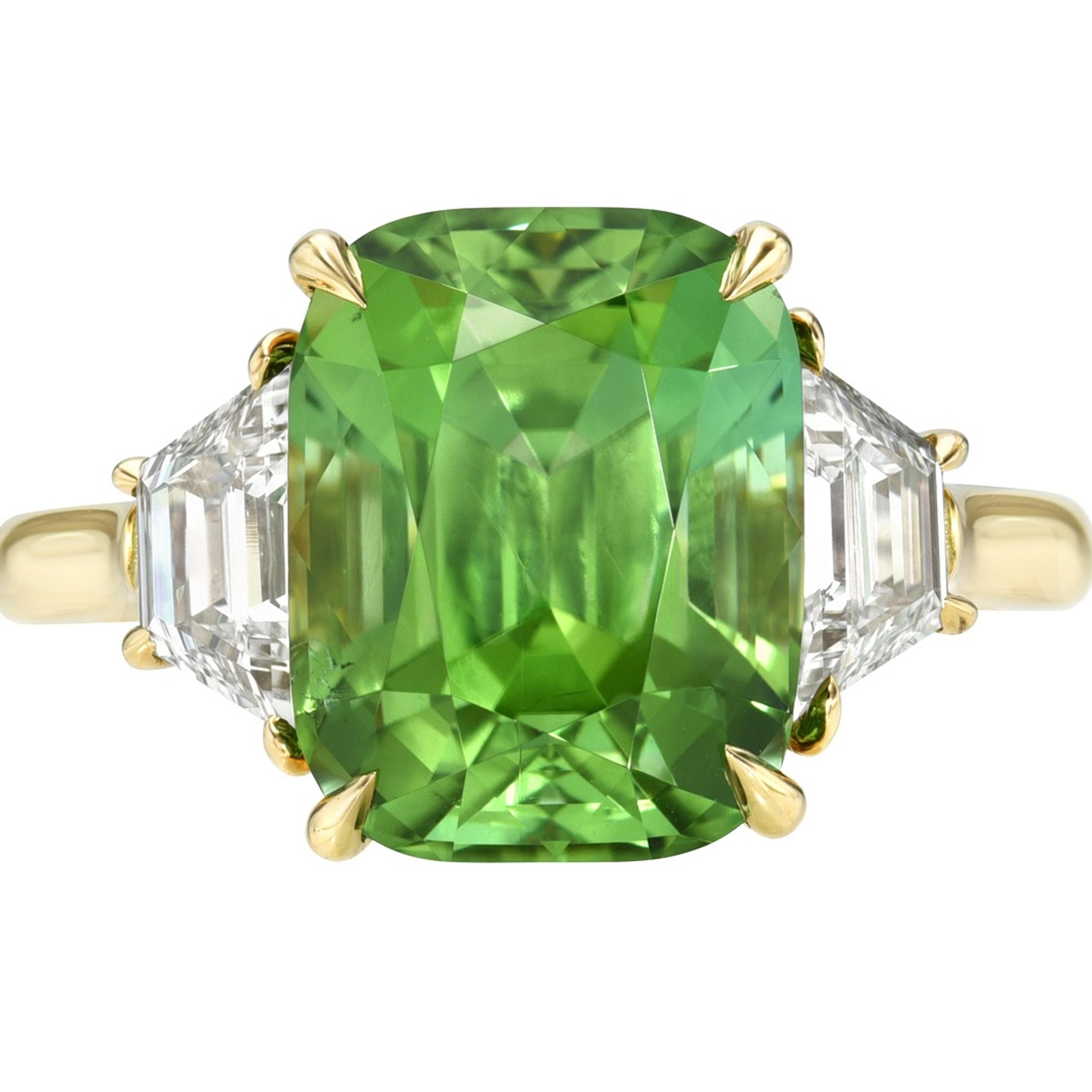 Goldring mit Apfelgrünem Turmalin und Trapezdiamant-Akzenten für Sammler im Angebot 2