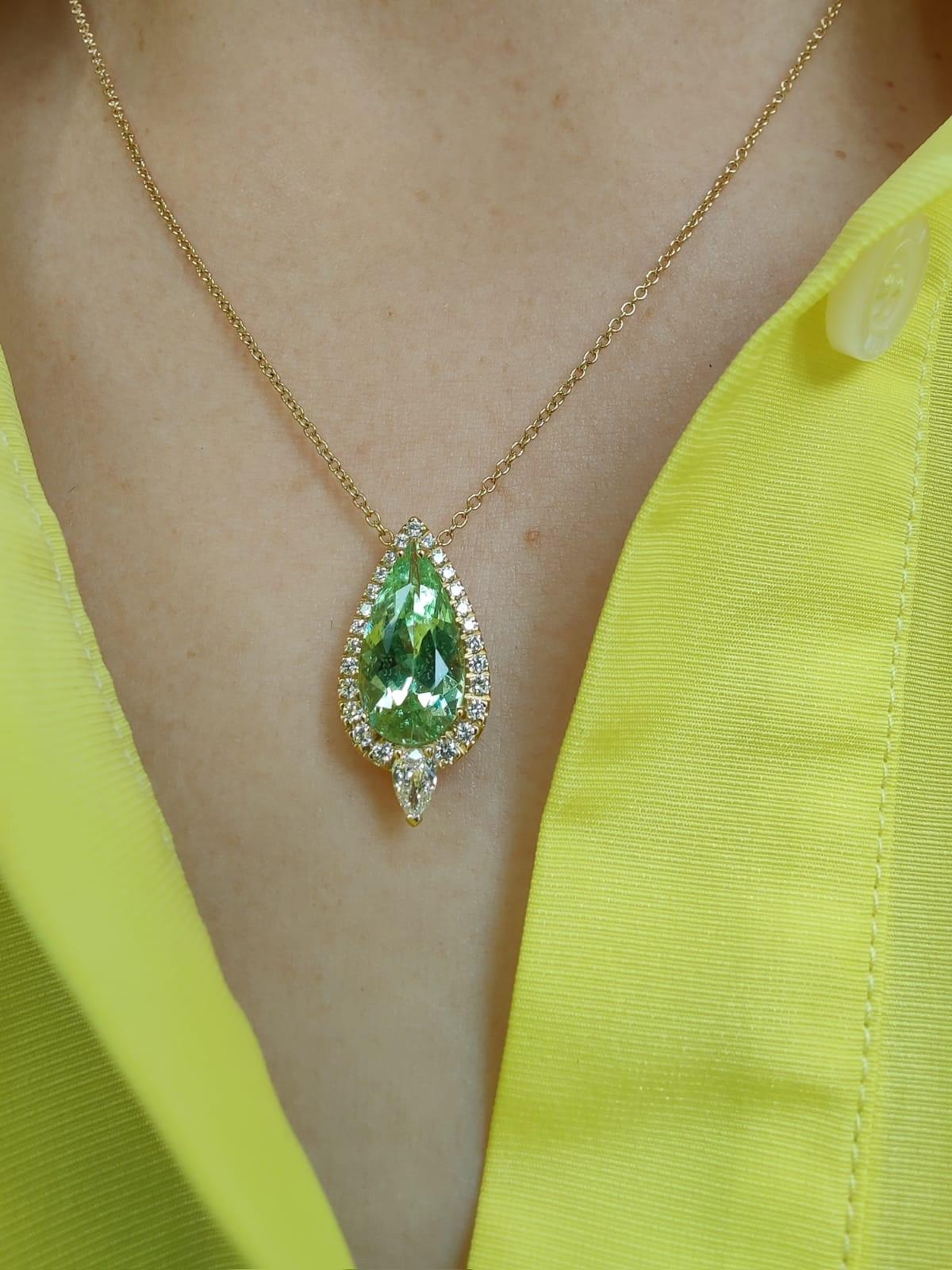 Questa gemma di tormalina autentica mostra un colore verde mela straordinariamente vibrante e brillante, semplicemente mozzafiato.

Il nostro esperto di gemme è stato fortunato a trovare due pezzi dello stesso materiale grezzo che sono stati