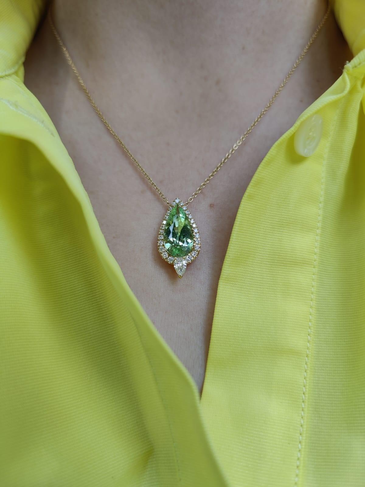 Taglio a goccia Ciondolo con tormalina verde mela in oro giallo in vendita