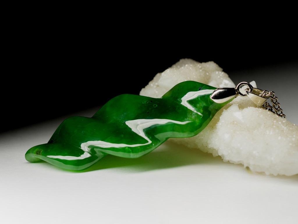 Ciondolo di giada Apple Greene & Greene Spiral Gemstone stile vintage In condizioni Nuovo in vendita a Berlin, DE