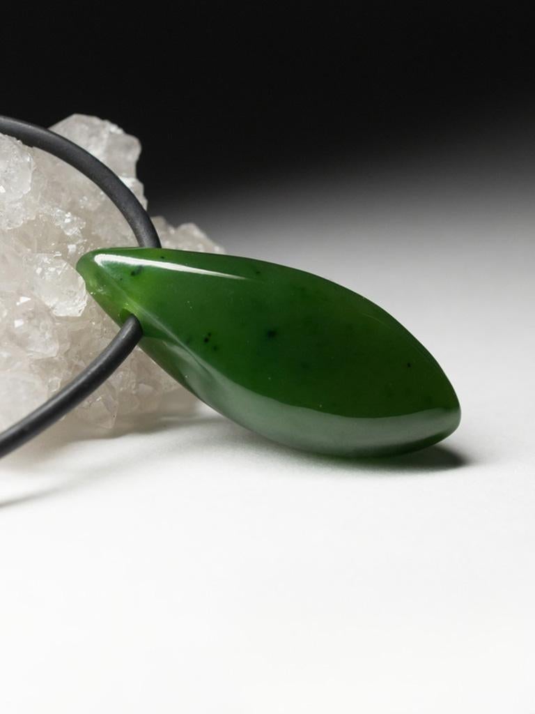 Pendentif en Jade pomme naturelle sur caoutchouc
Dimensions de la pierre - 0,43 х 0,67 х 1,42 in / 11 х 17 х 36 mm
Poids du pendentif - 15 grammes
réf. n° 4757
