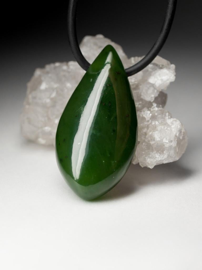 Taille poire Collier pendentif en caoutchouc vert pour hommes avec néphrite naturelle en forme de pomme en vente