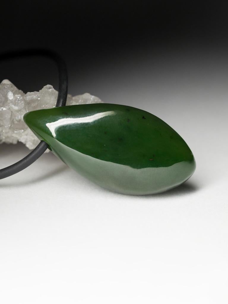 Collier pendentif en caoutchouc vert pour hommes avec néphrite naturelle en forme de pomme en vente 1