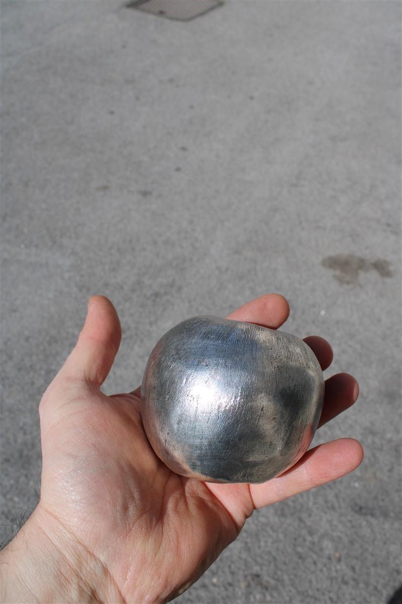 Sconosciuto Scultura in metallo con morso di mela dell'artista libanese Amine El Bacha A. Silver in vendita