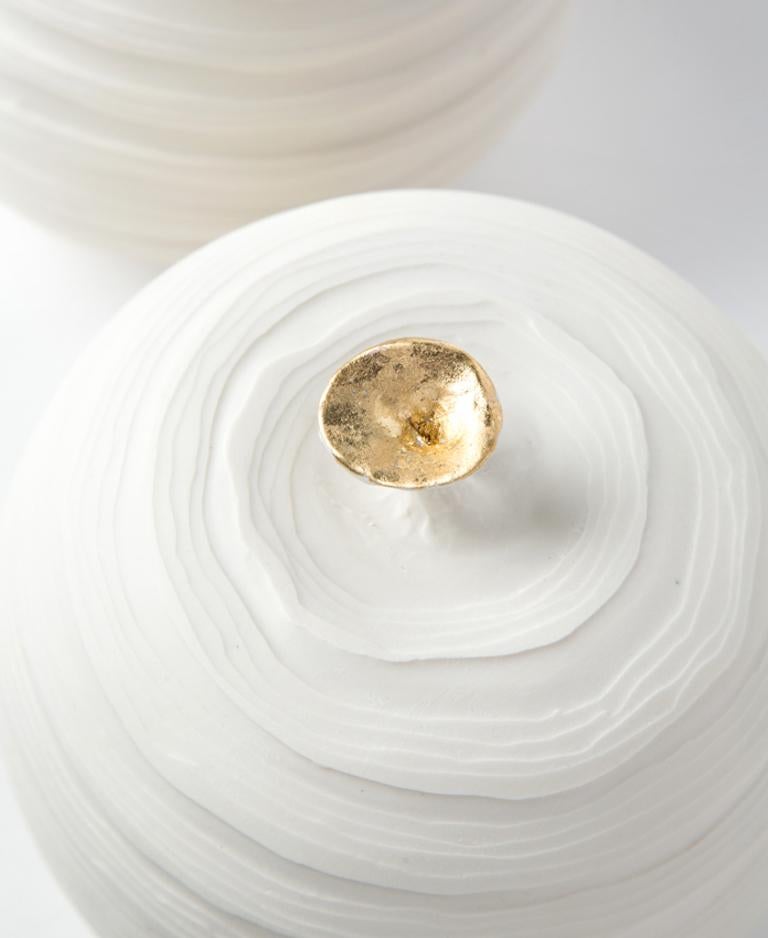 Uno stile semplice e contemporaneo, unito alla finezza opaca e bianca della porcellana, aggiungerà un tocco francese unico alla tua tavola e all'arredamento della tua casa.

Design by Kaoline.