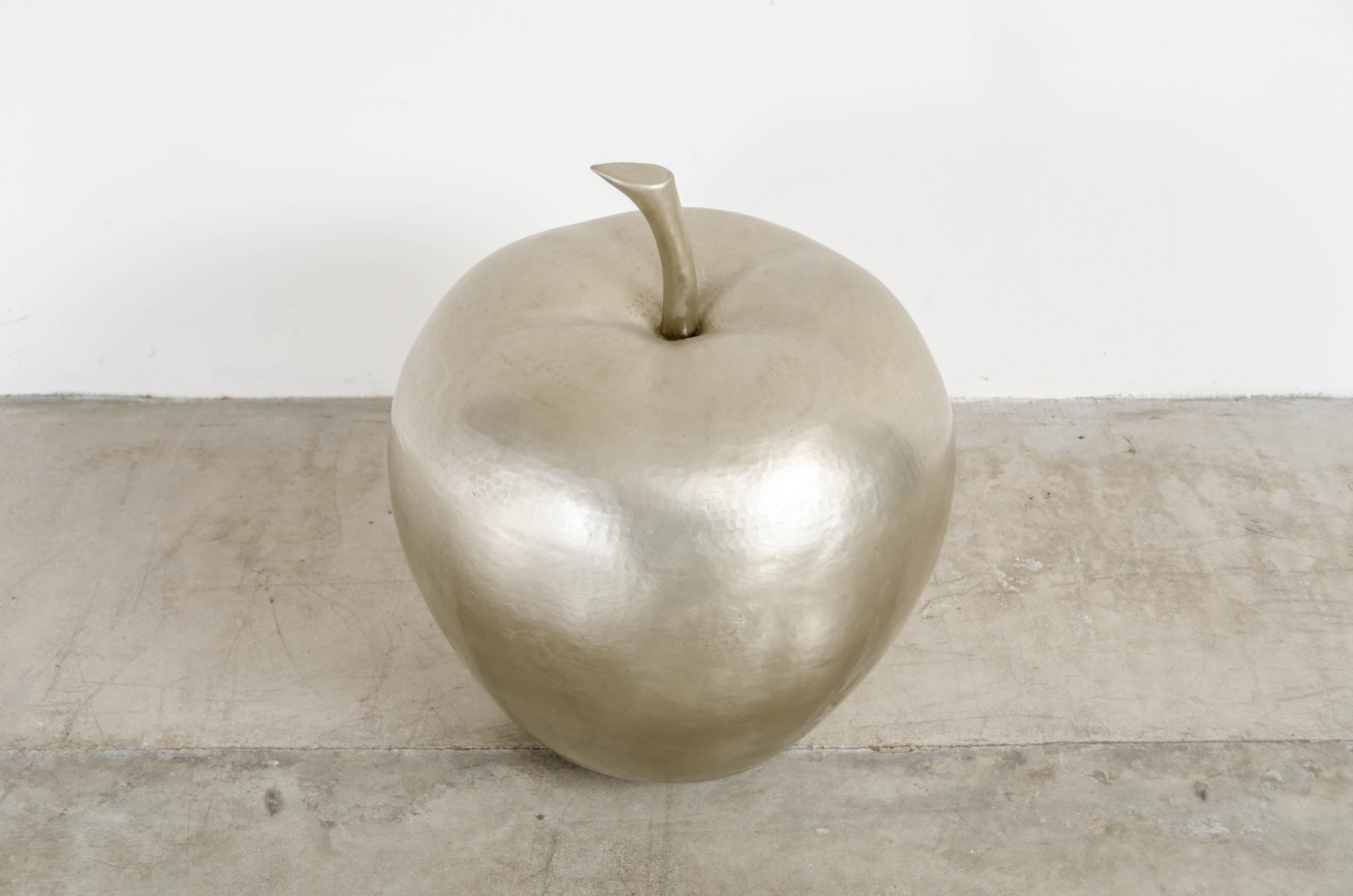 Pomme
blanc bronze
repoussé à la main
Édition limitée
Chaque pièce est fabriquée individuellement et est unique.

La repousse est l'art traditionnel qui consiste à marteler à la main des reliefs décoratifs sur une feuille de métal. La